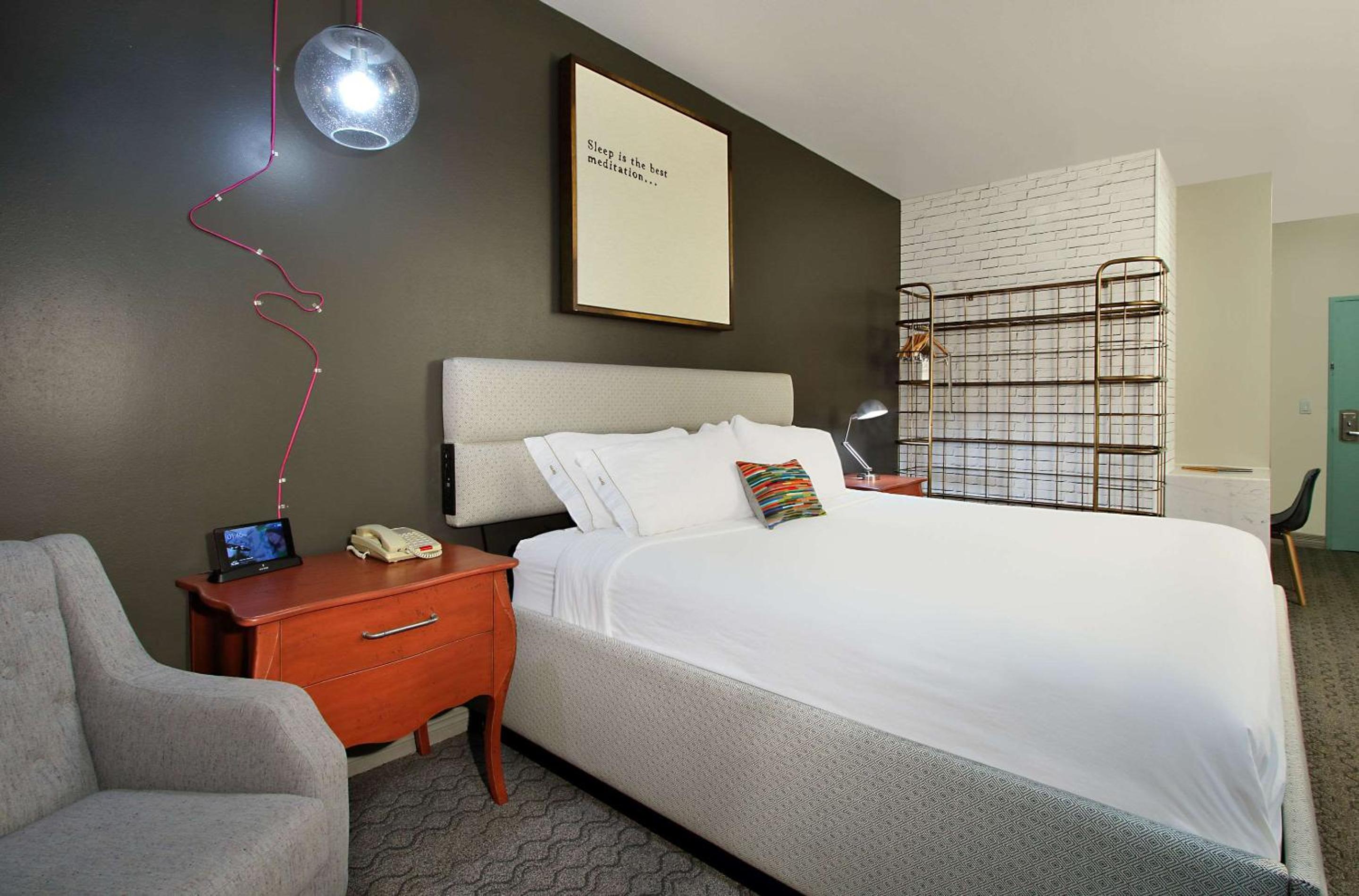 King Room - Non-Smoking - Photo 1