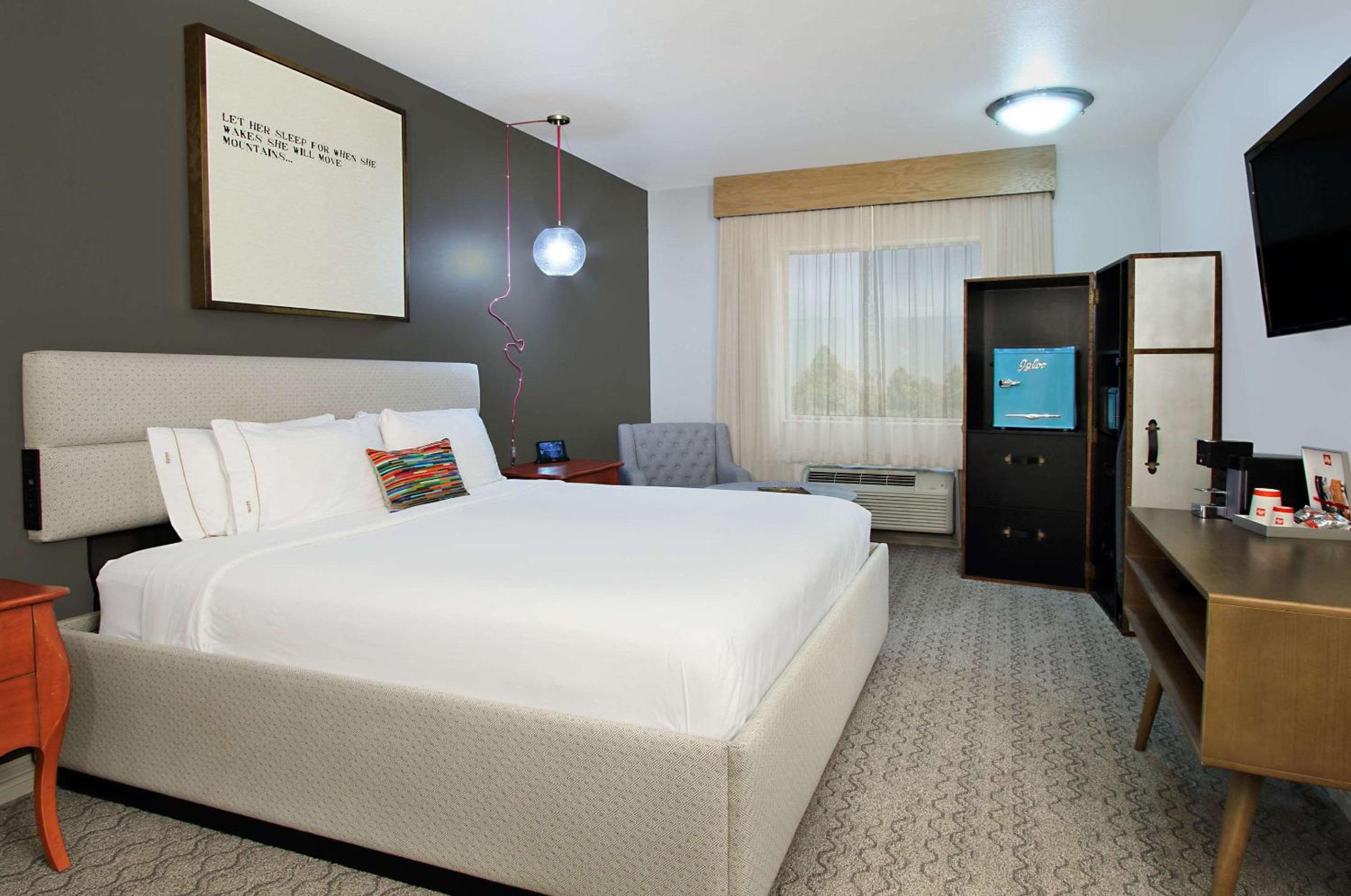 King Room - Non-Smoking - Photo 8