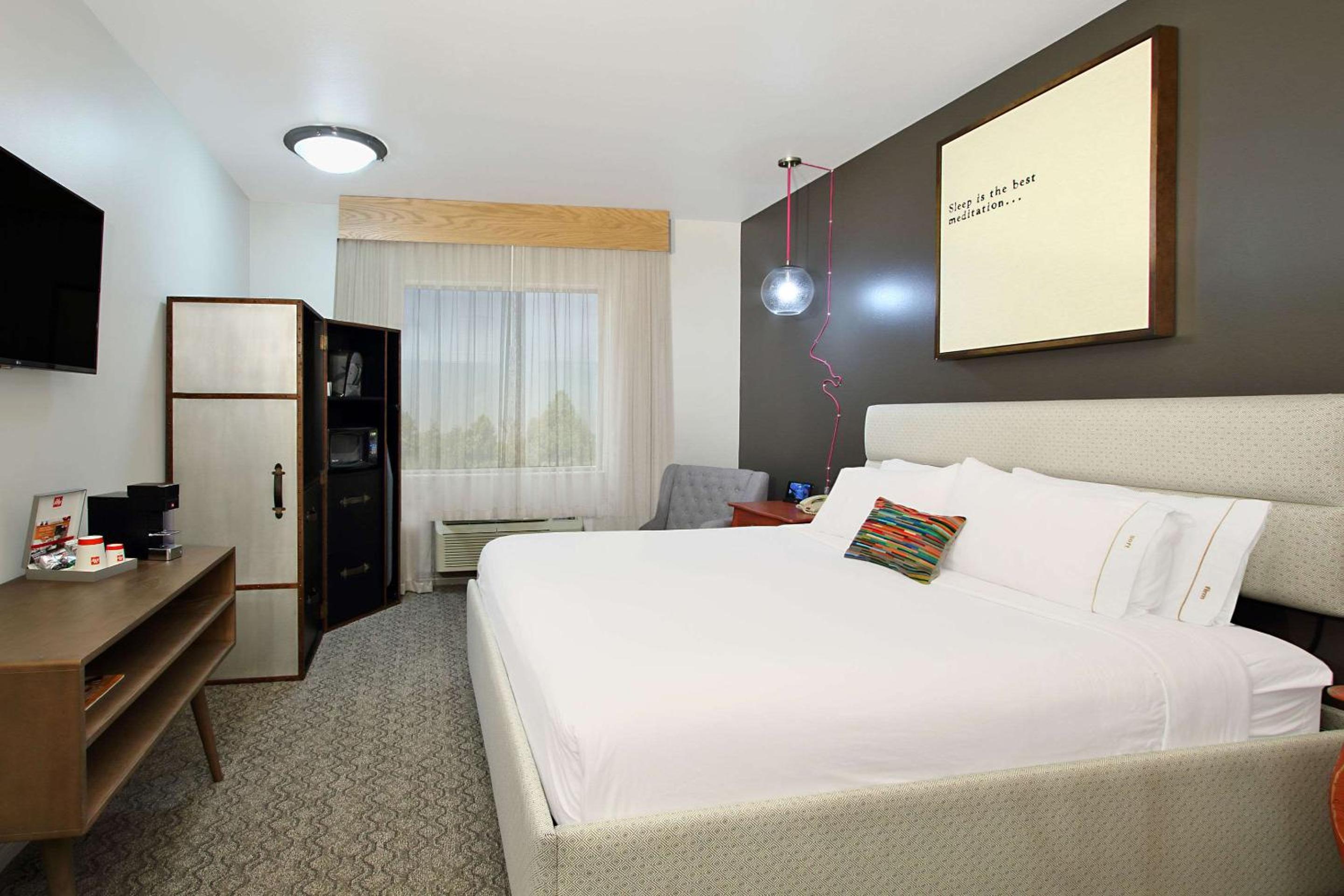 King Room - Non-Smoking - Photo 7