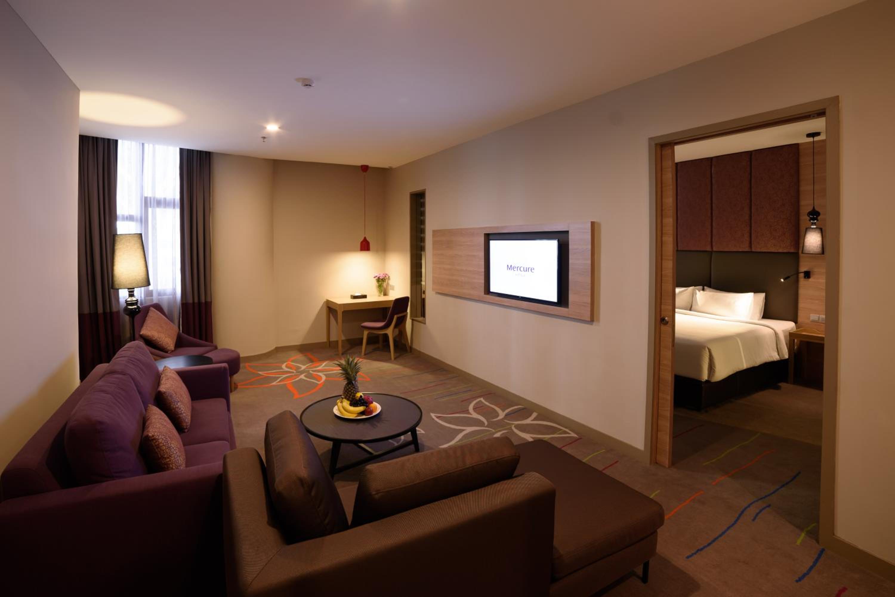 Executive Queen Suite with Sofa photo 3