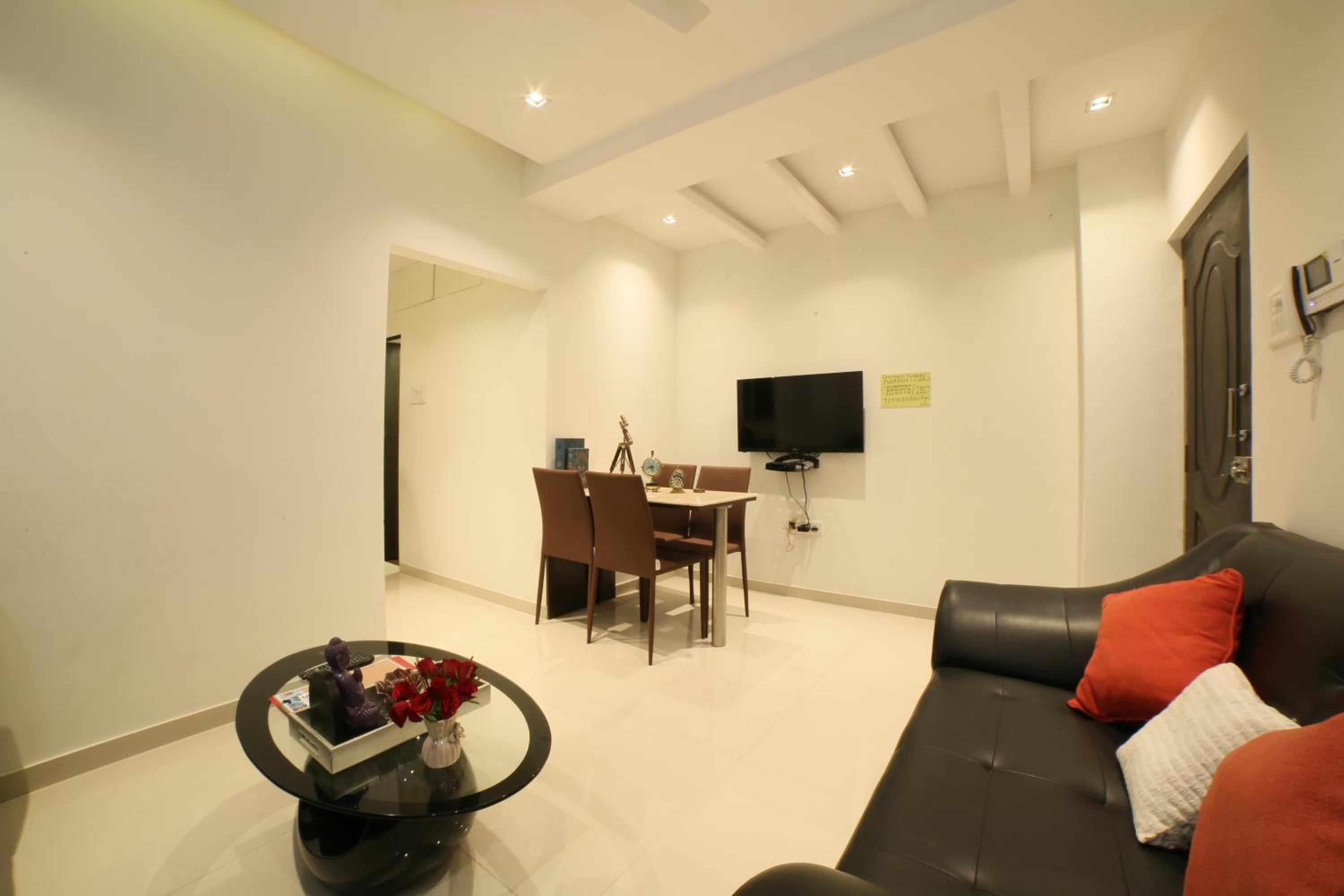 One-Bedroom Apartment - Photo 2