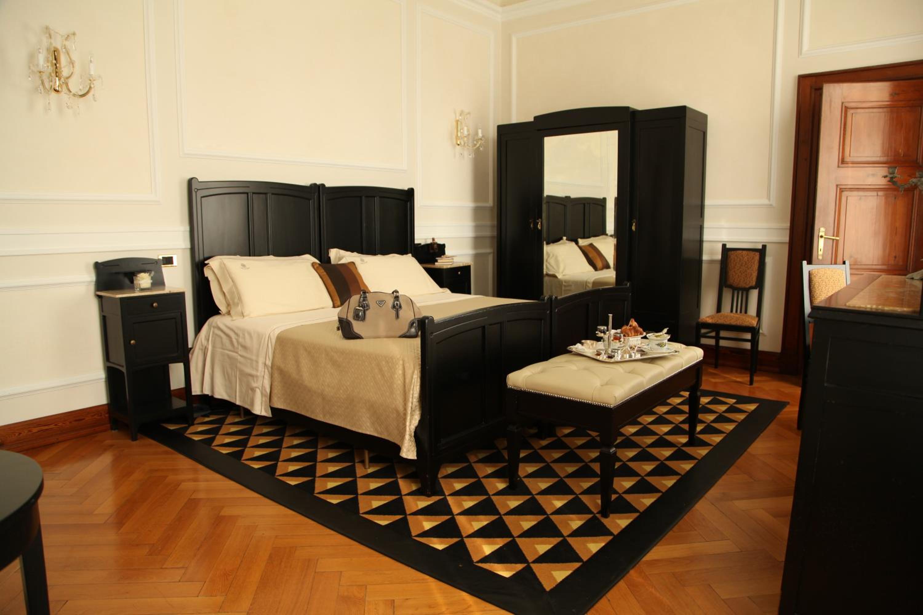 Double Room with Partial Lake View - Photo 3
