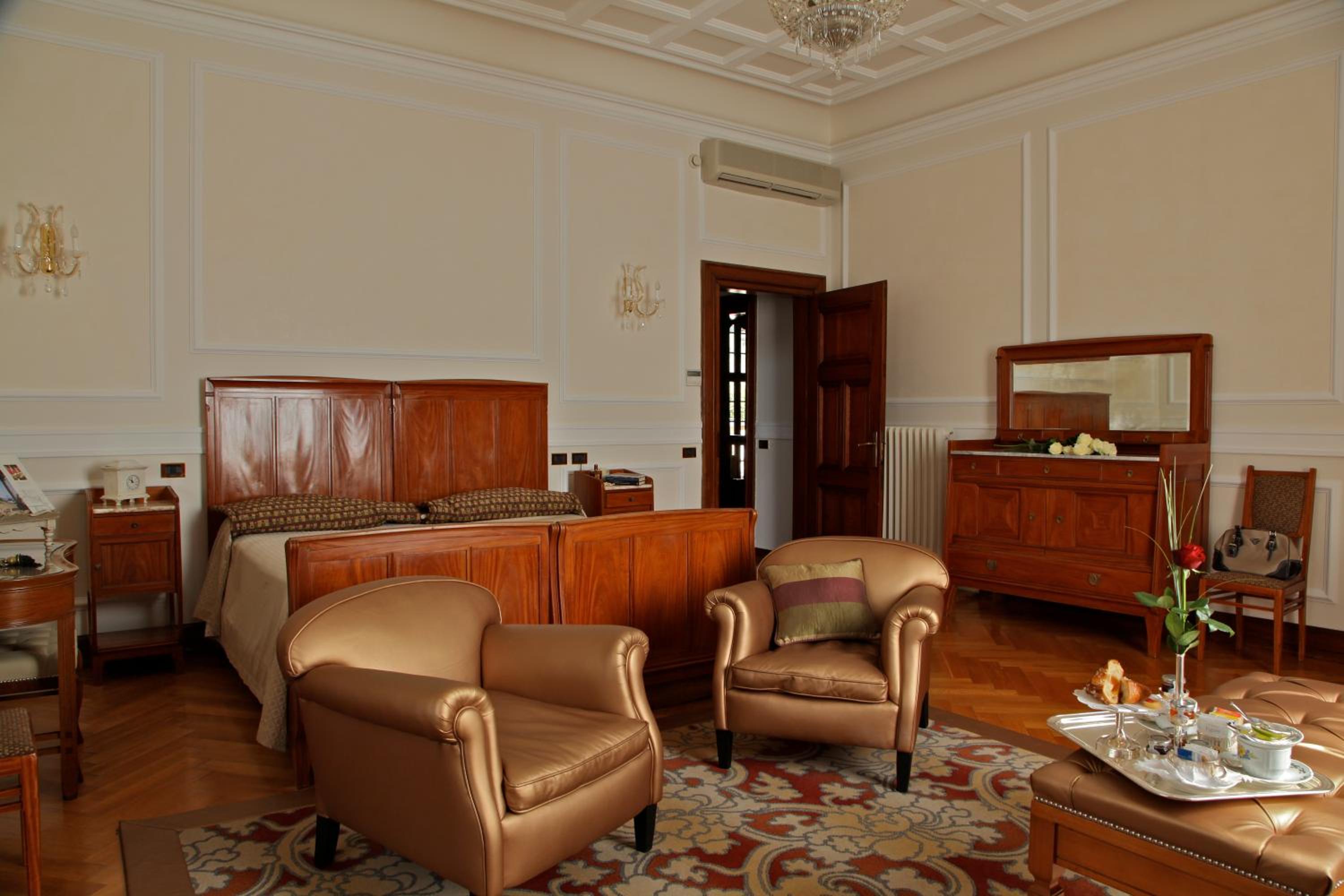 Junior Suite with Lake View - Photo 2