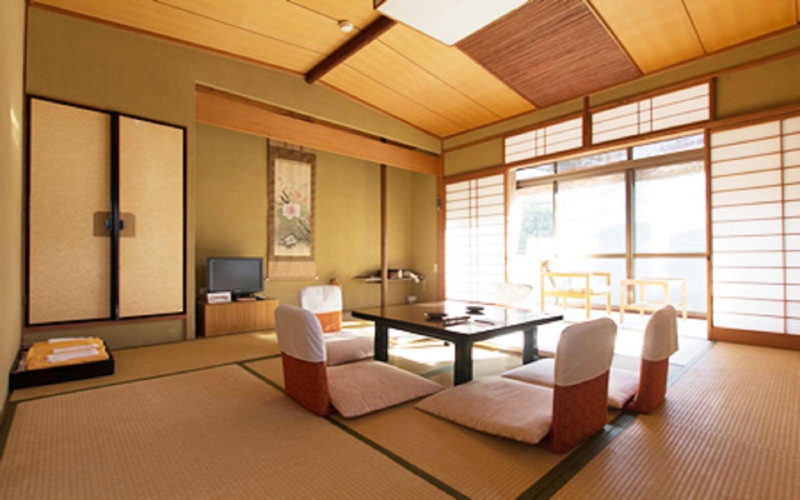 Japanese-Style Room with Shared Bathroom photo 2