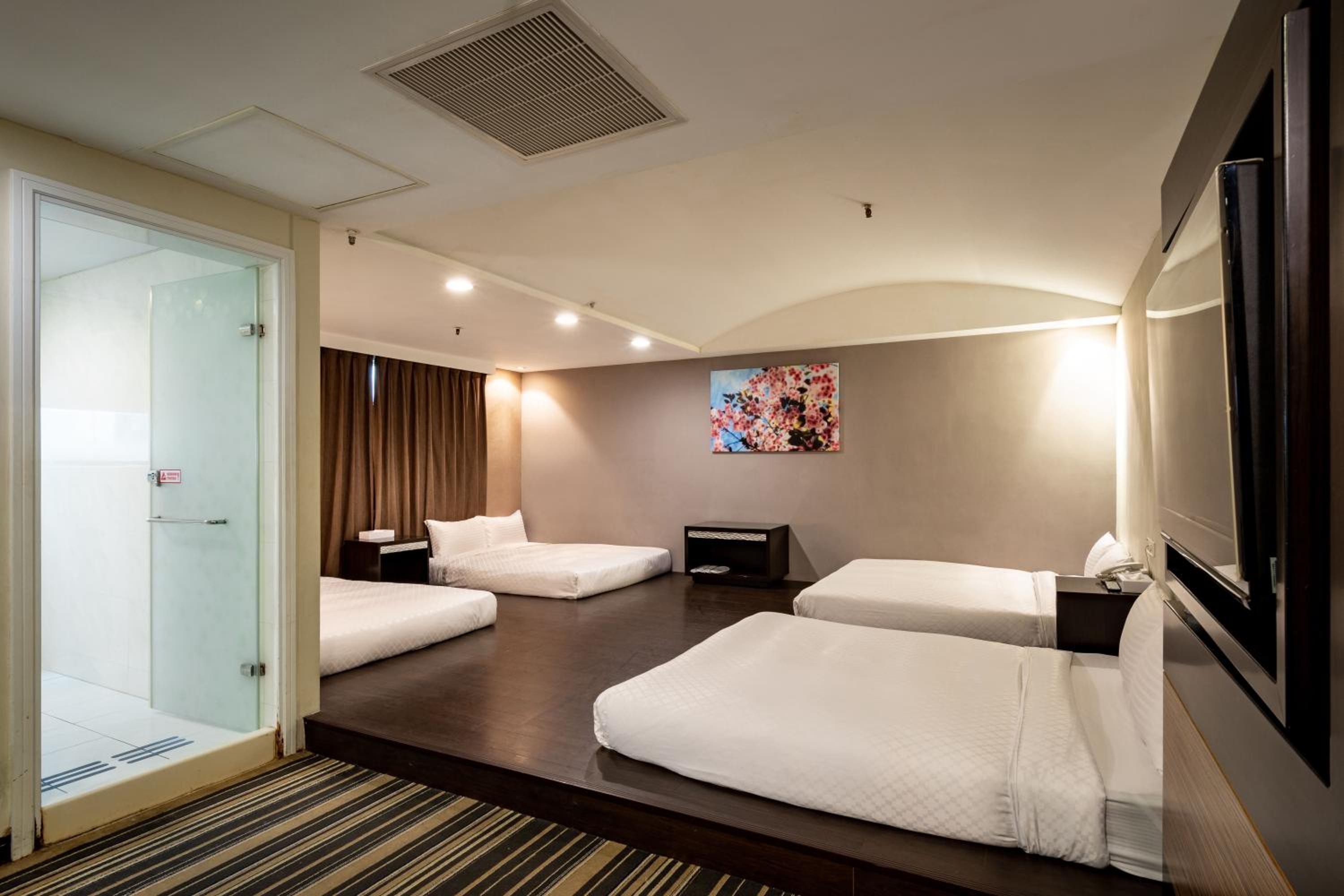 Japanese-Style Room for Eight
