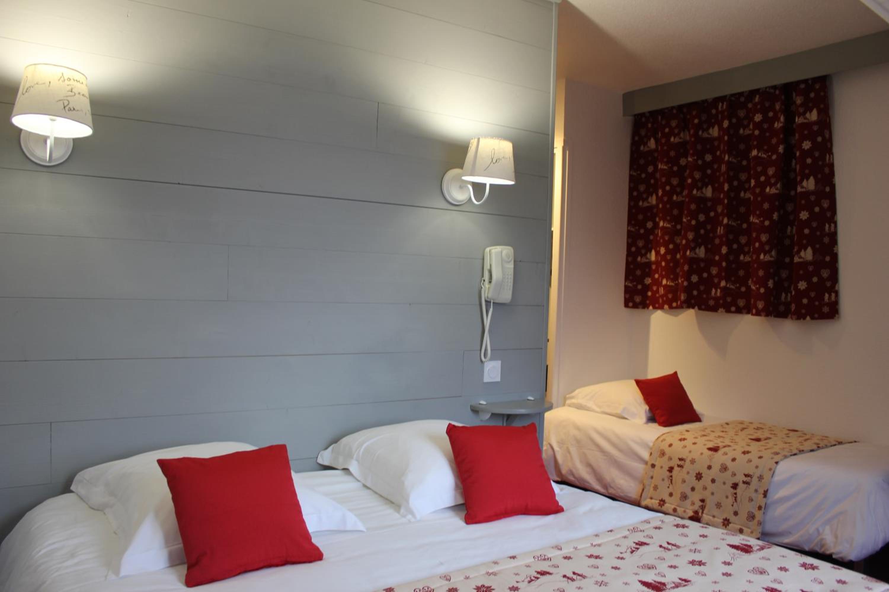 Triple Room (2 Adults + 1 Child) photo 1