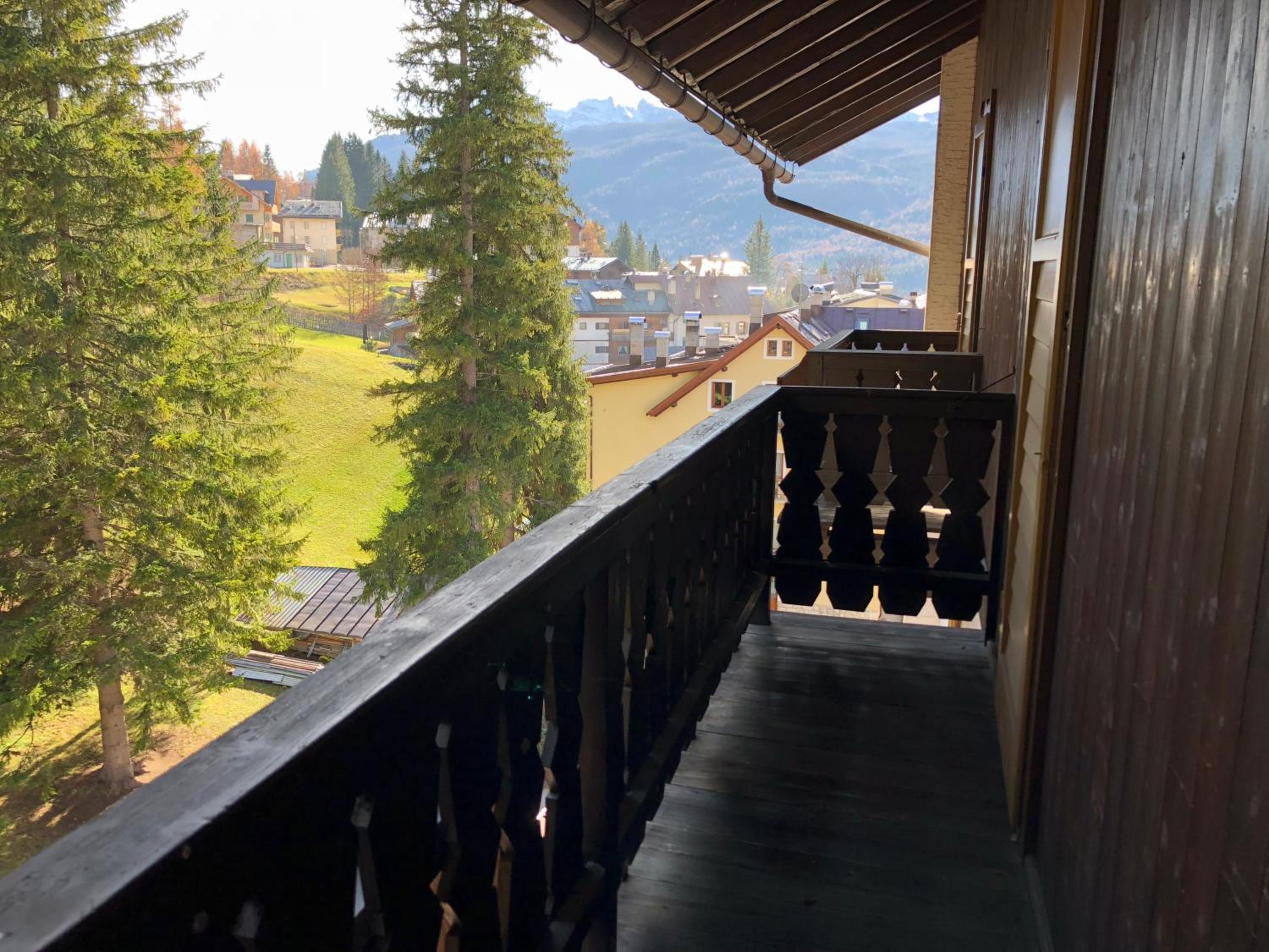 Single Room with Balcony and Wood View photo 2