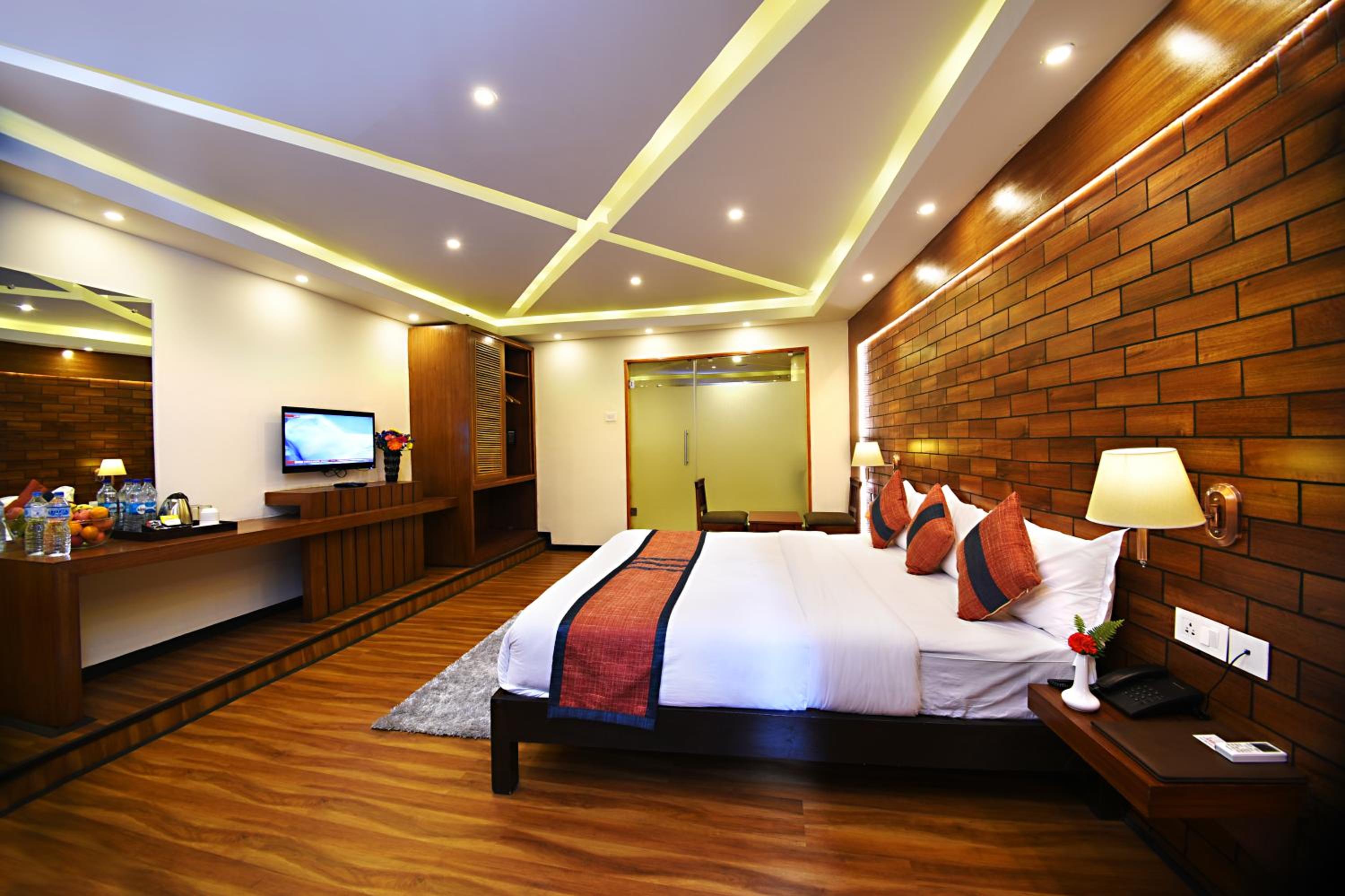 King Suite with Balcony - Complimentary Airport Pick up or Drop photo 2
