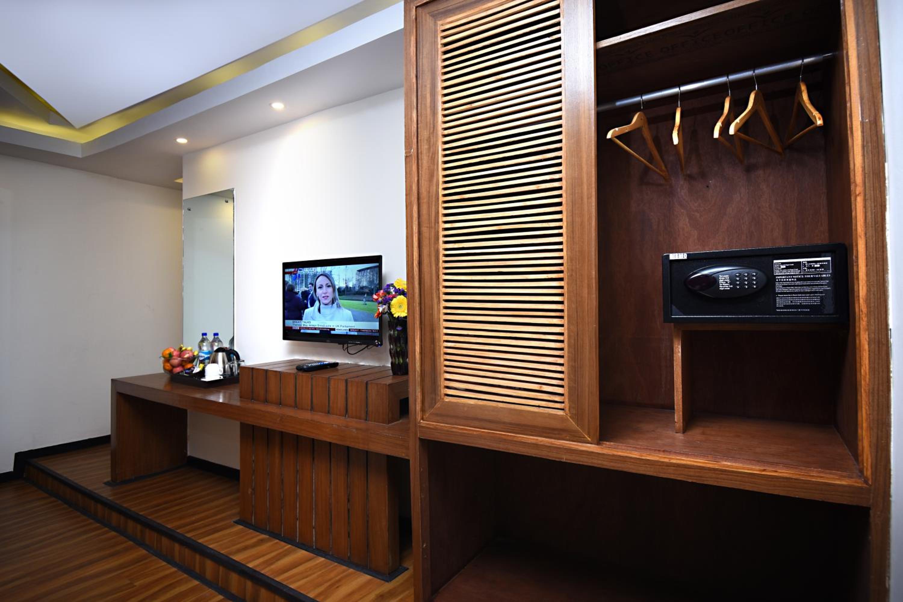 King Suite with Balcony - Complimentary Airport Pick up or Drop photo 3