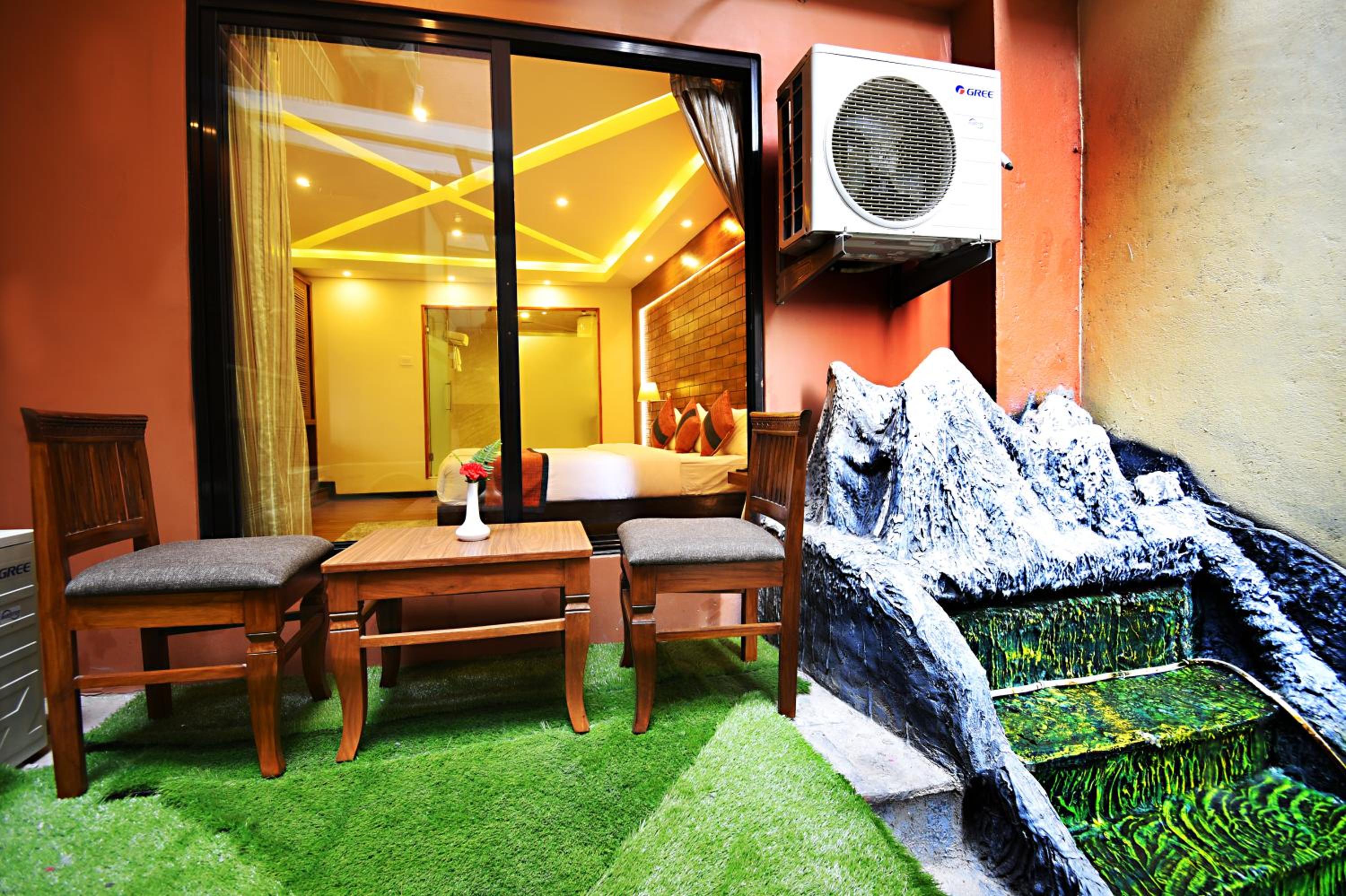 King Suite with Balcony - Complimentary Airport Pick up or Drop, photo 6