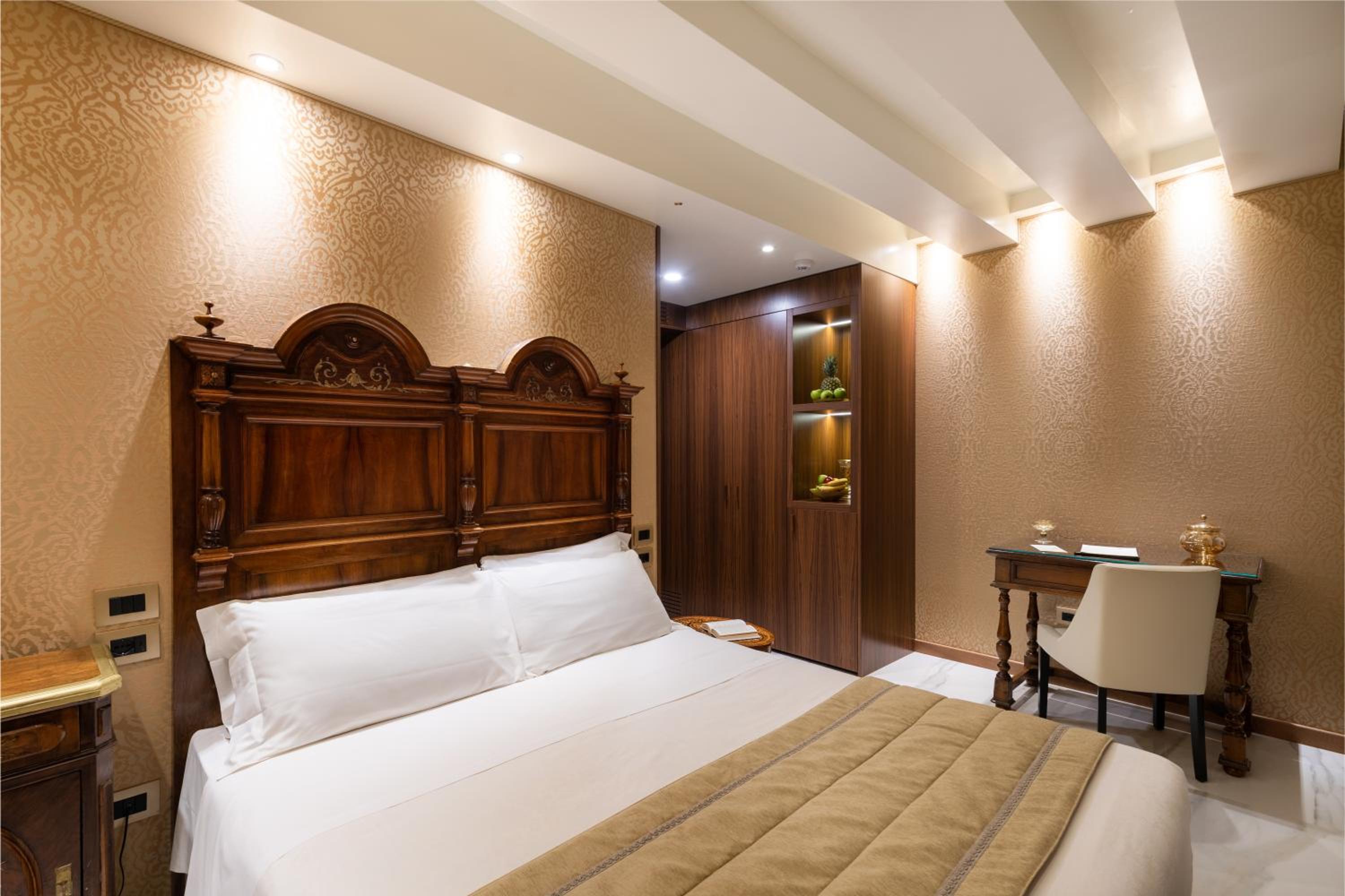 Standard Double or Twin Room thumbnail 5