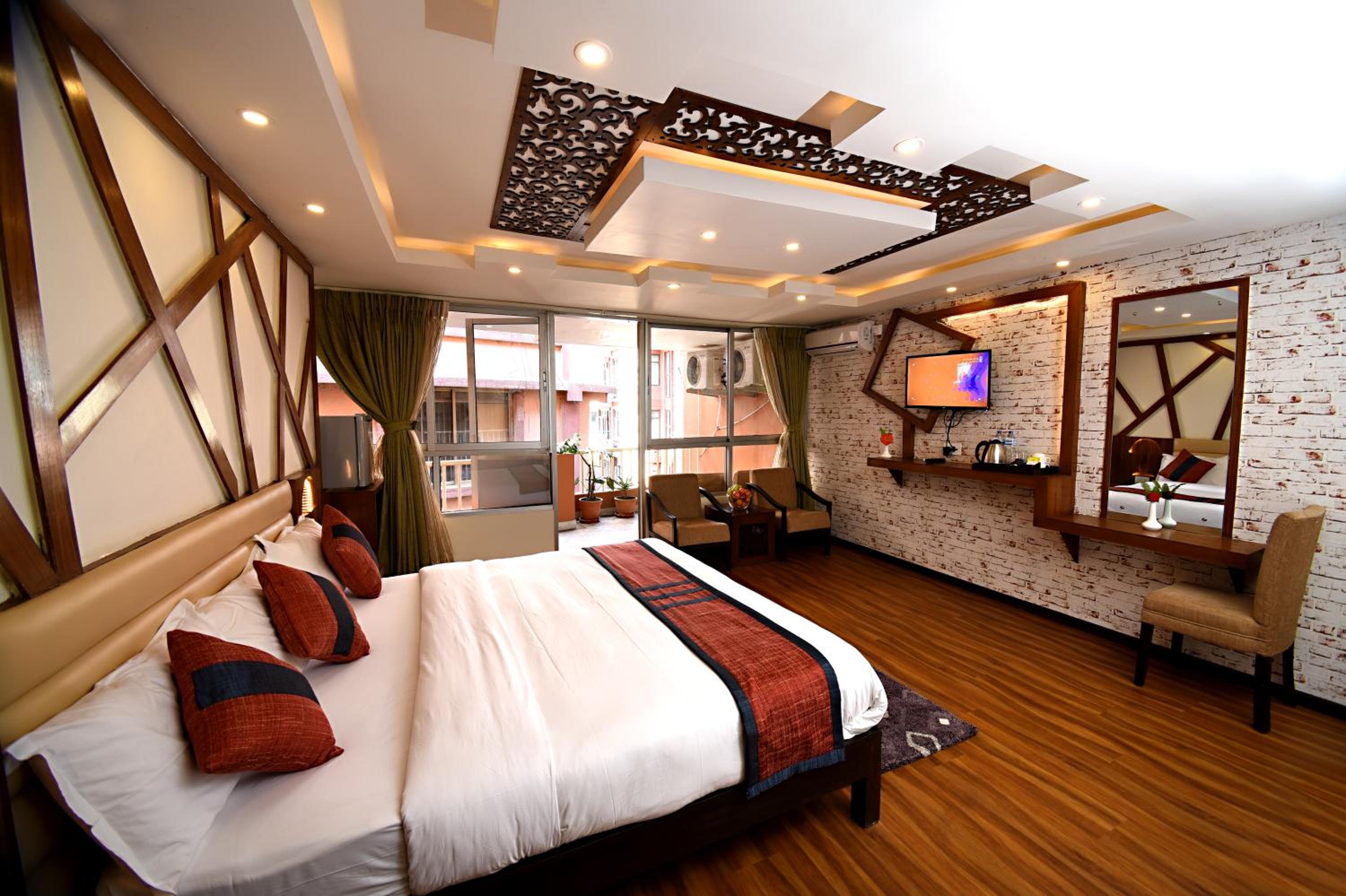 King Suite with Balcony - Complimentary Airport Pick up or Drop