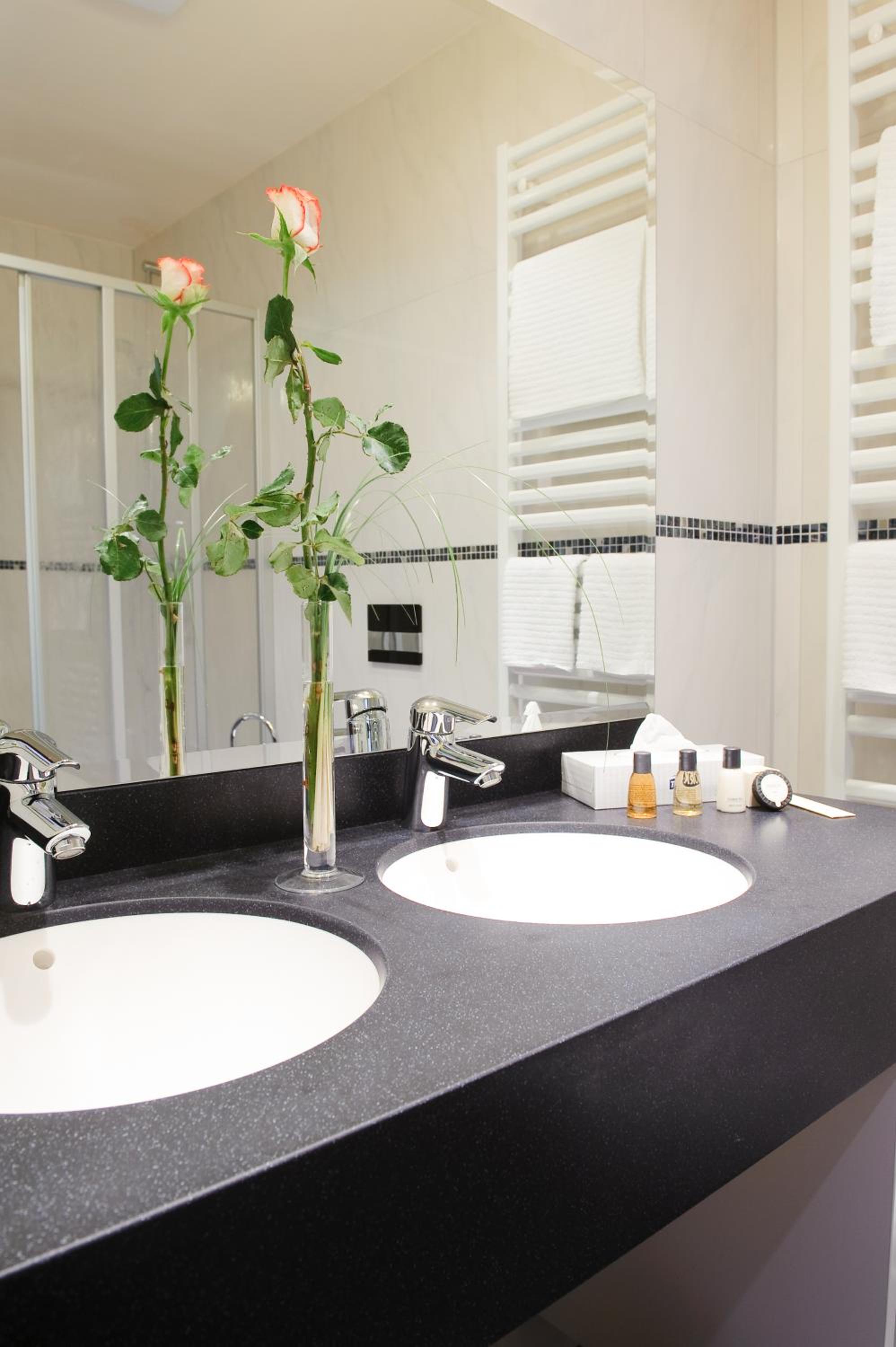 Double or Twin Room - Photo 13