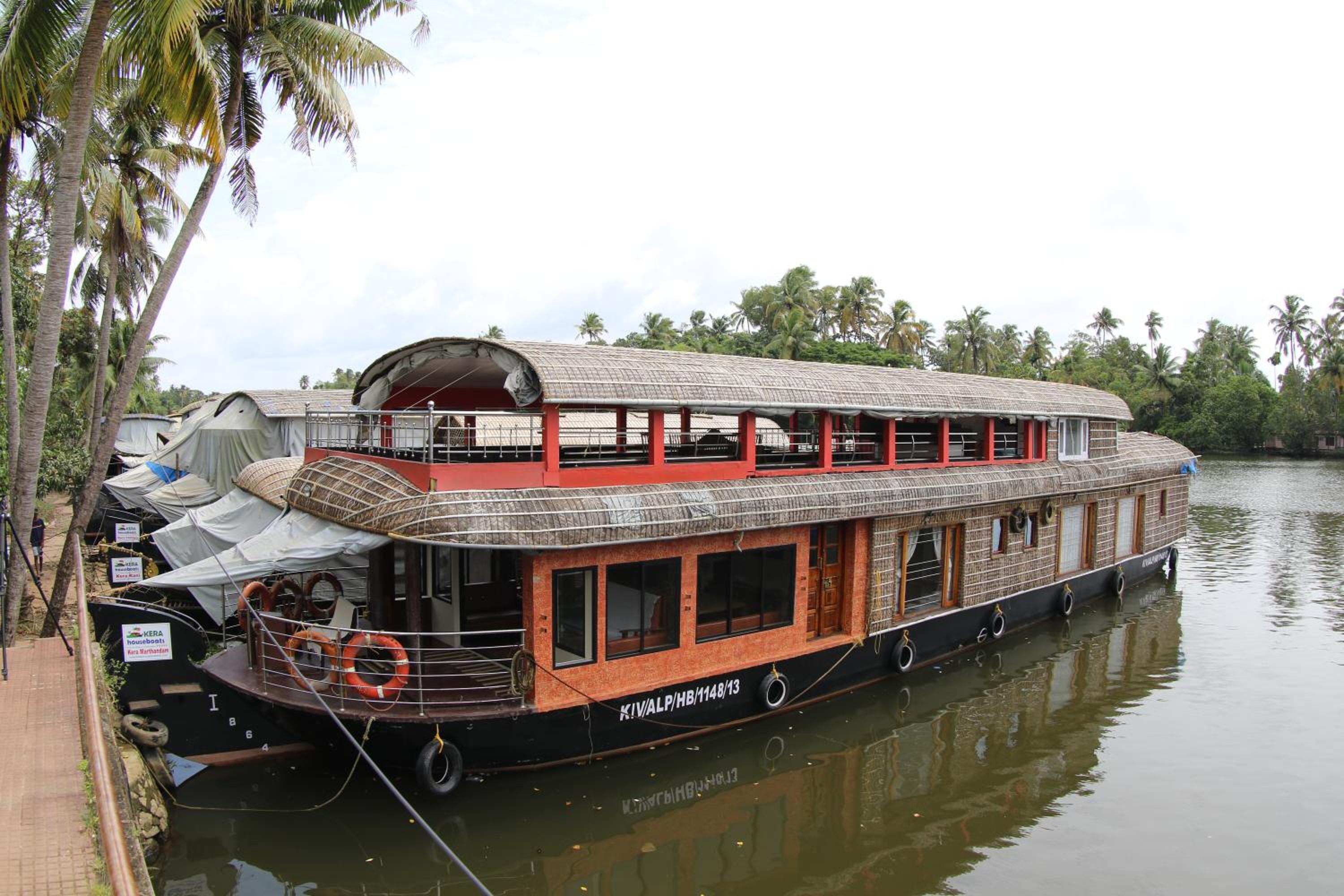 Four-Bedroom Houseboat - Photo 7