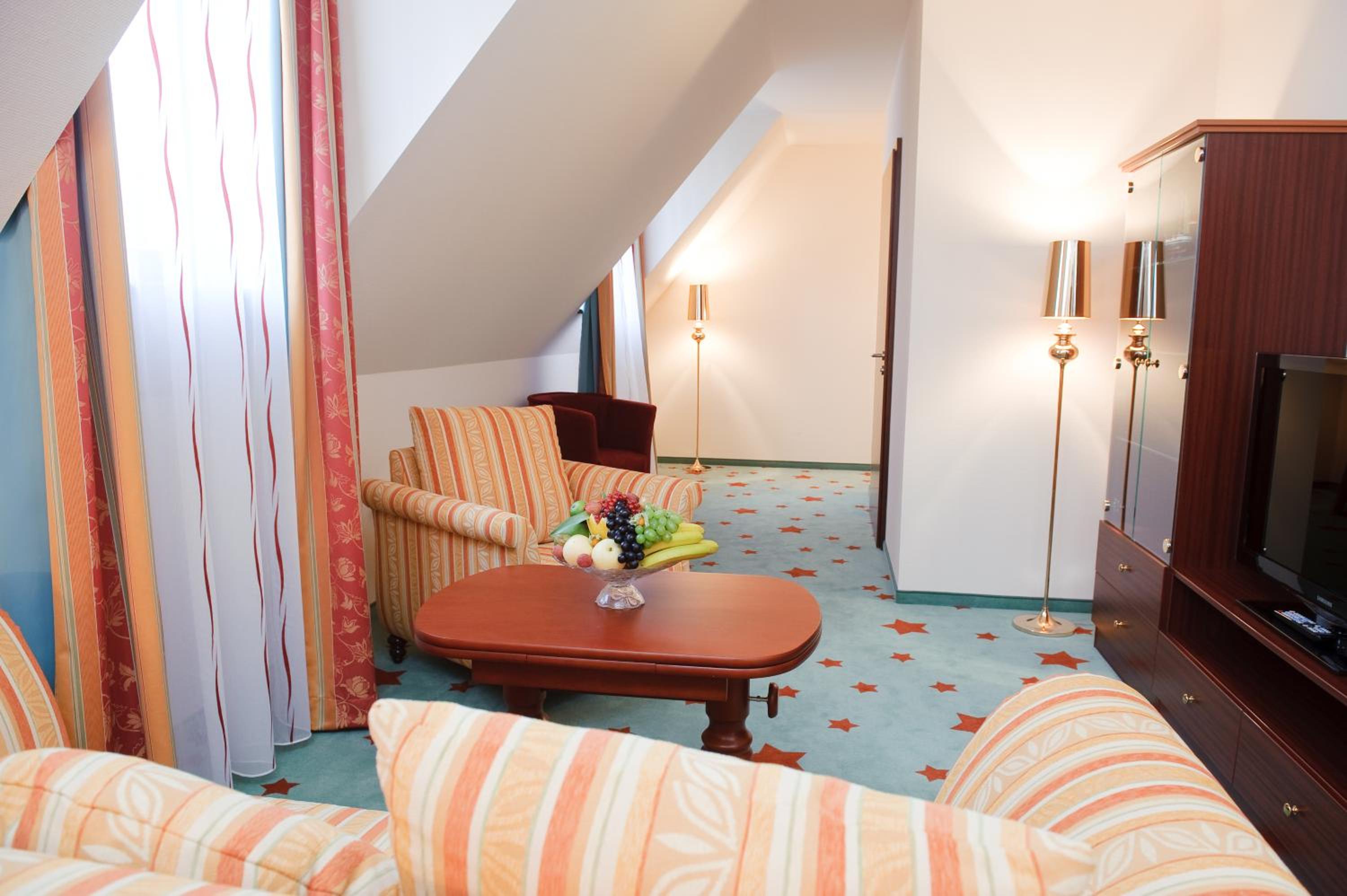 Suite - Photo 1