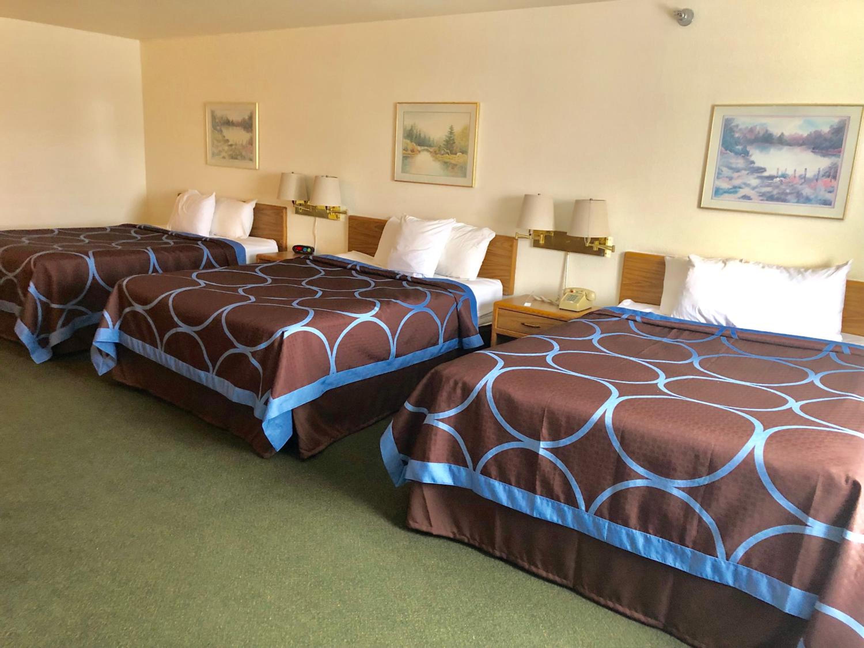 Superior Queen Room with Three Queen Beds - Non-Smoking - Photo 1