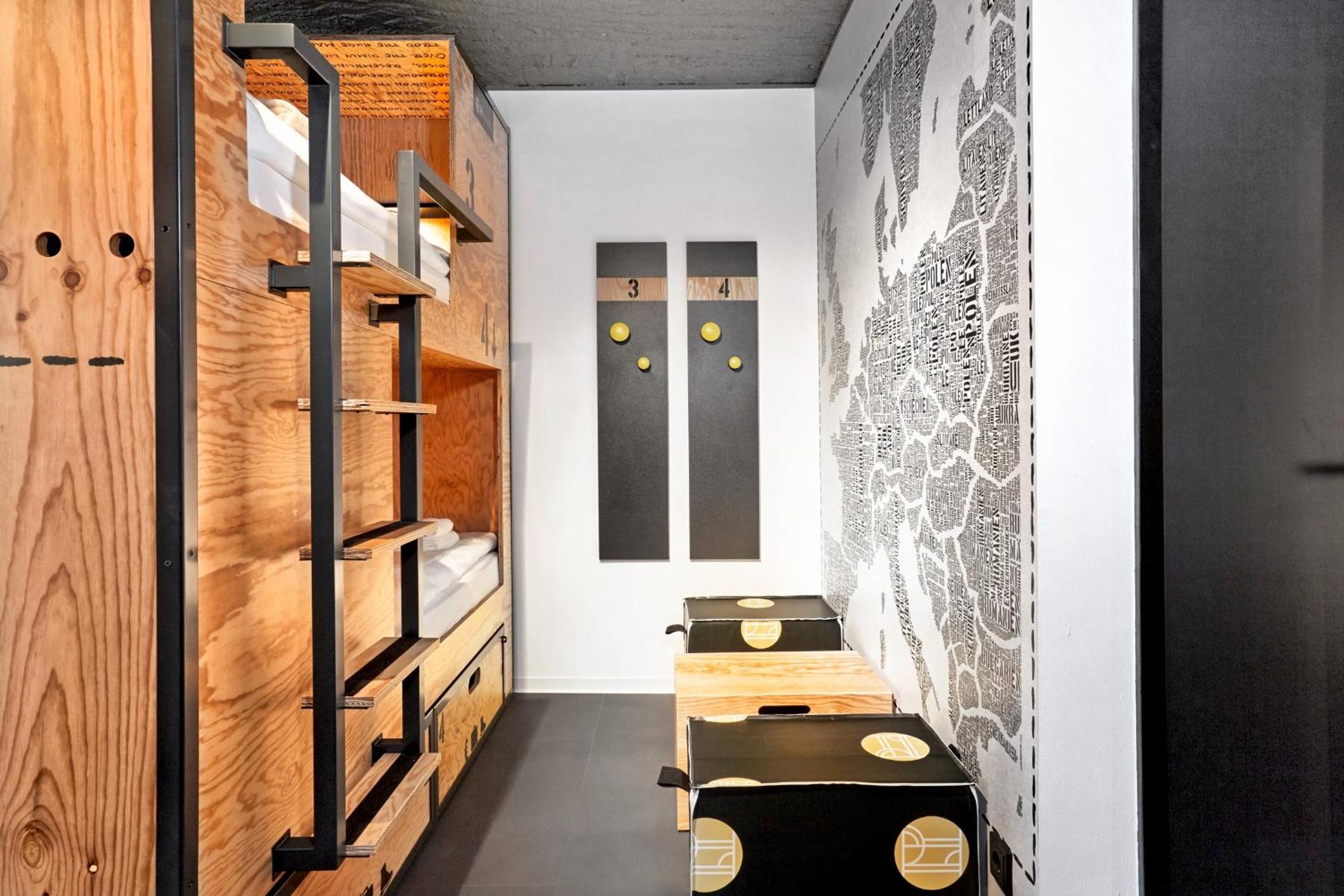 Six-bed room with private bathroom photo 1