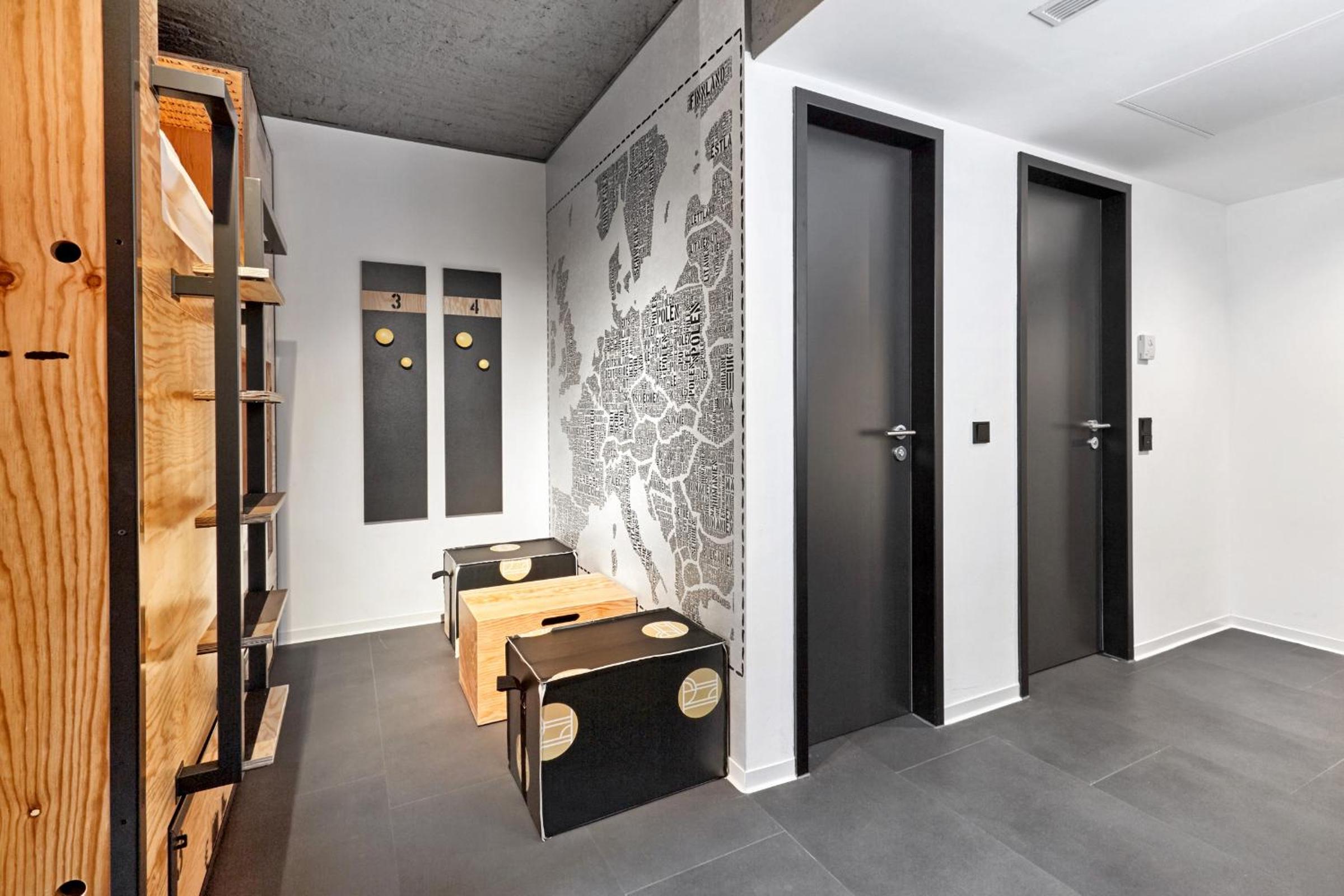 Six-bed room with private bathroom photo 2