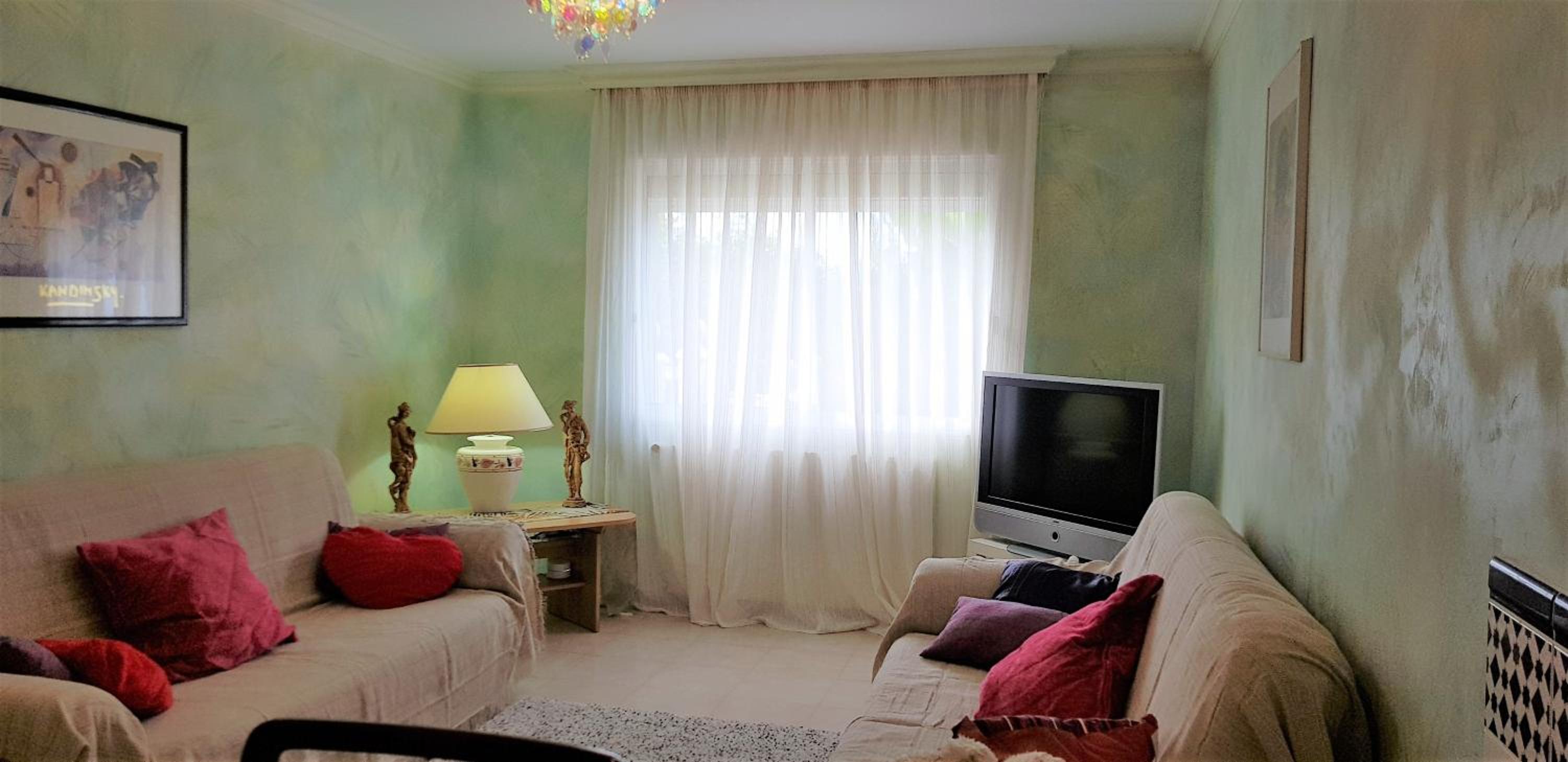 Apartamento Familiar con Vista al Jardín