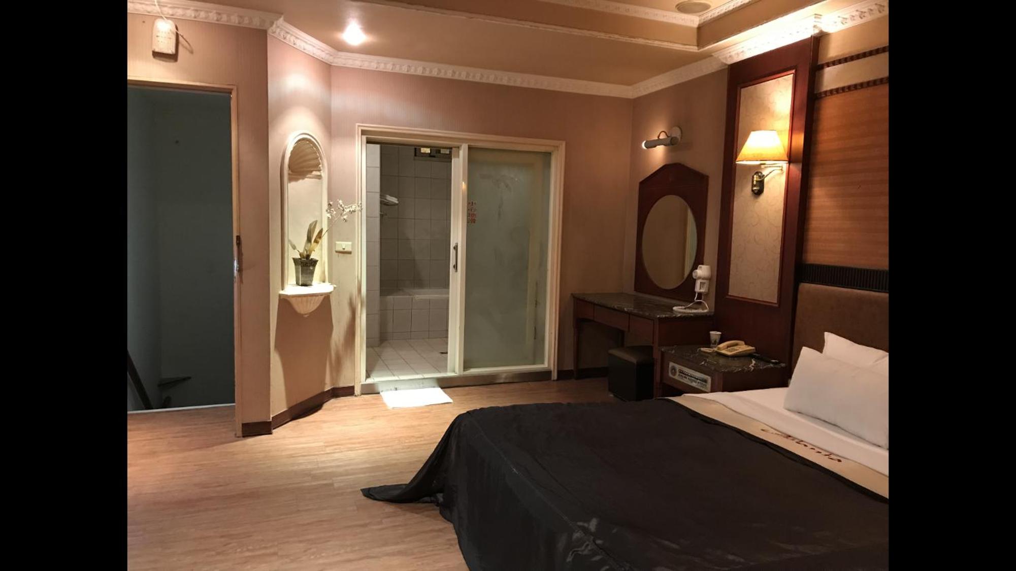 Queen Room photo 1
