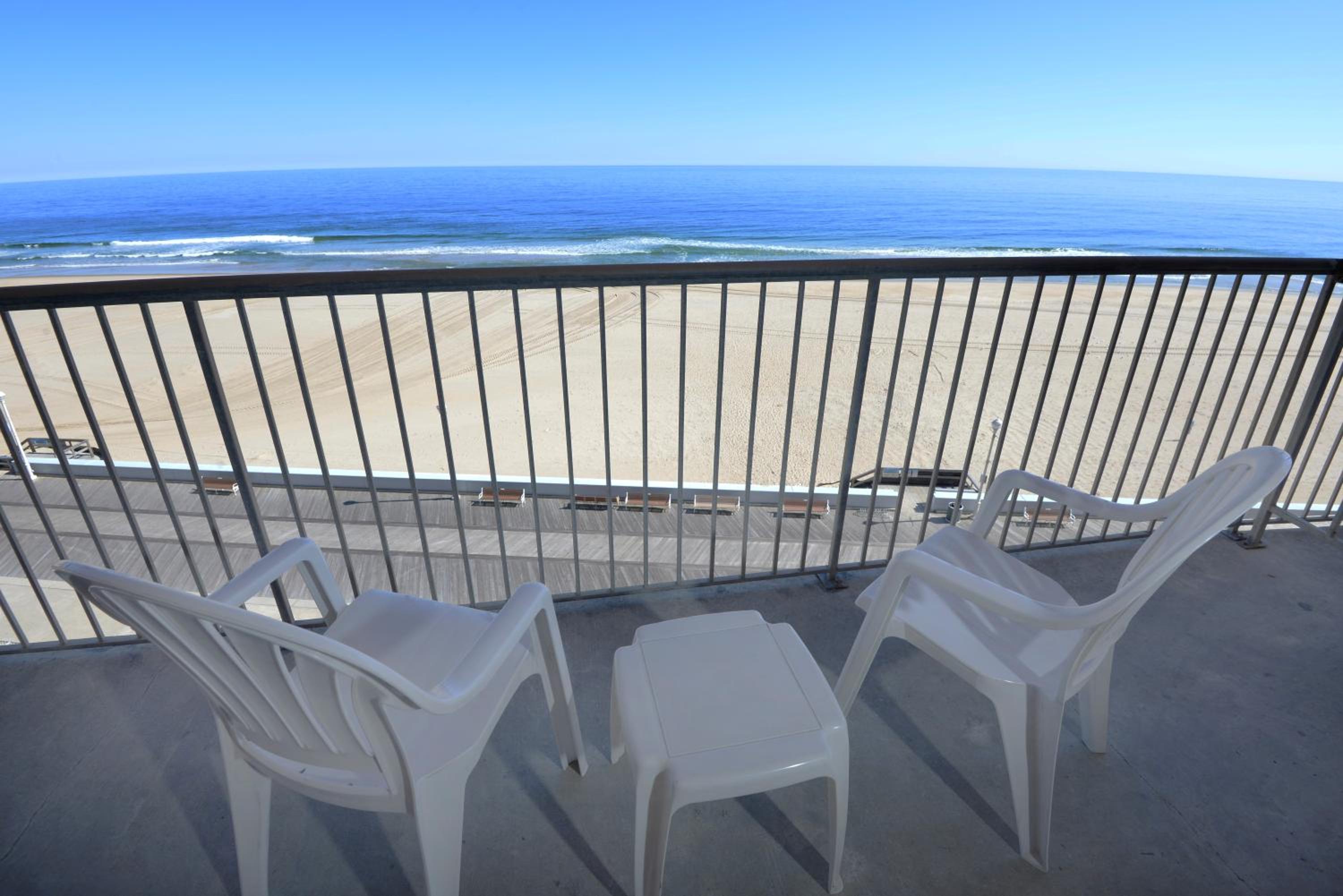 Direct Ocean Front with Two Queen beds - Non Smoking