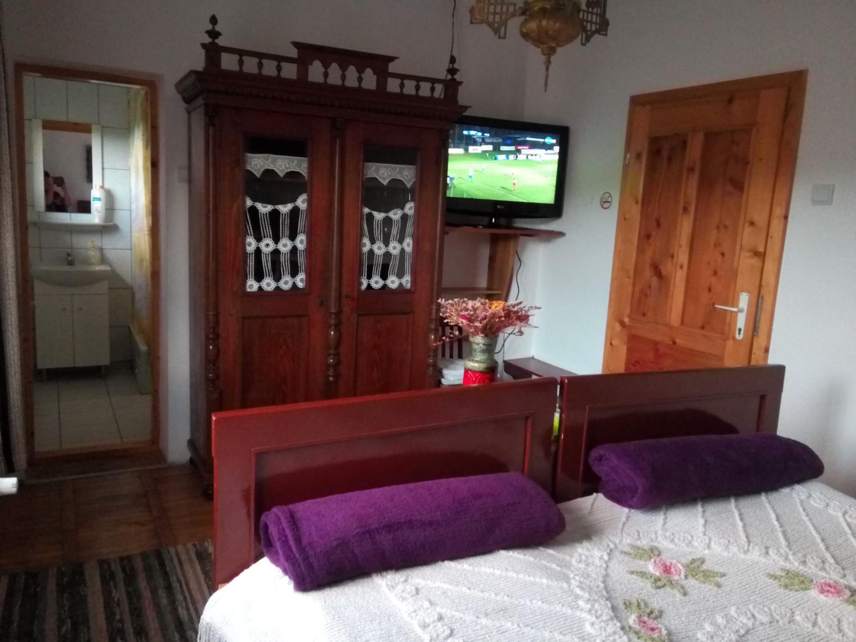 Twin Room with Bathroom - Photo 4