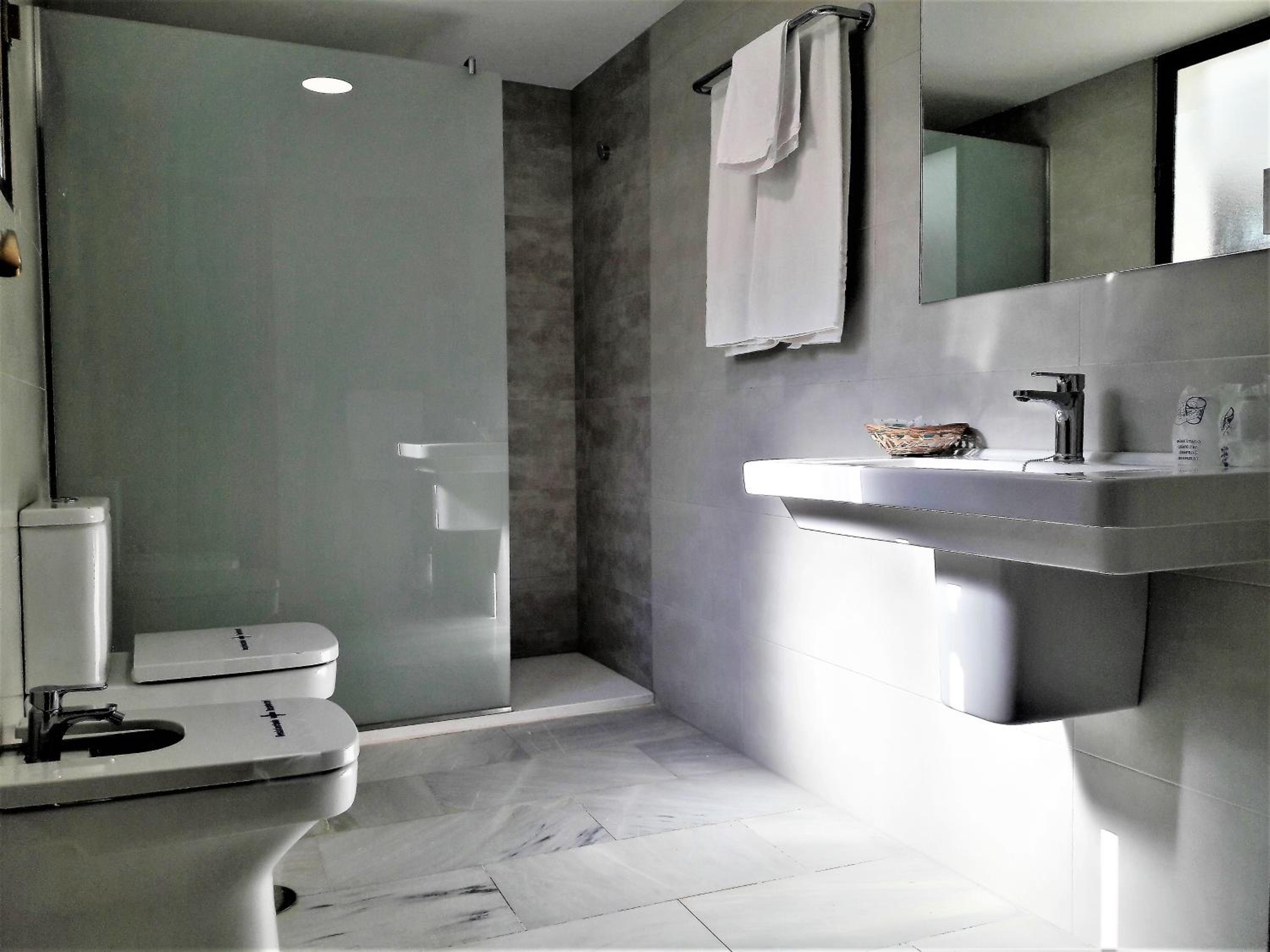 Double or Twin Room - Photo 8