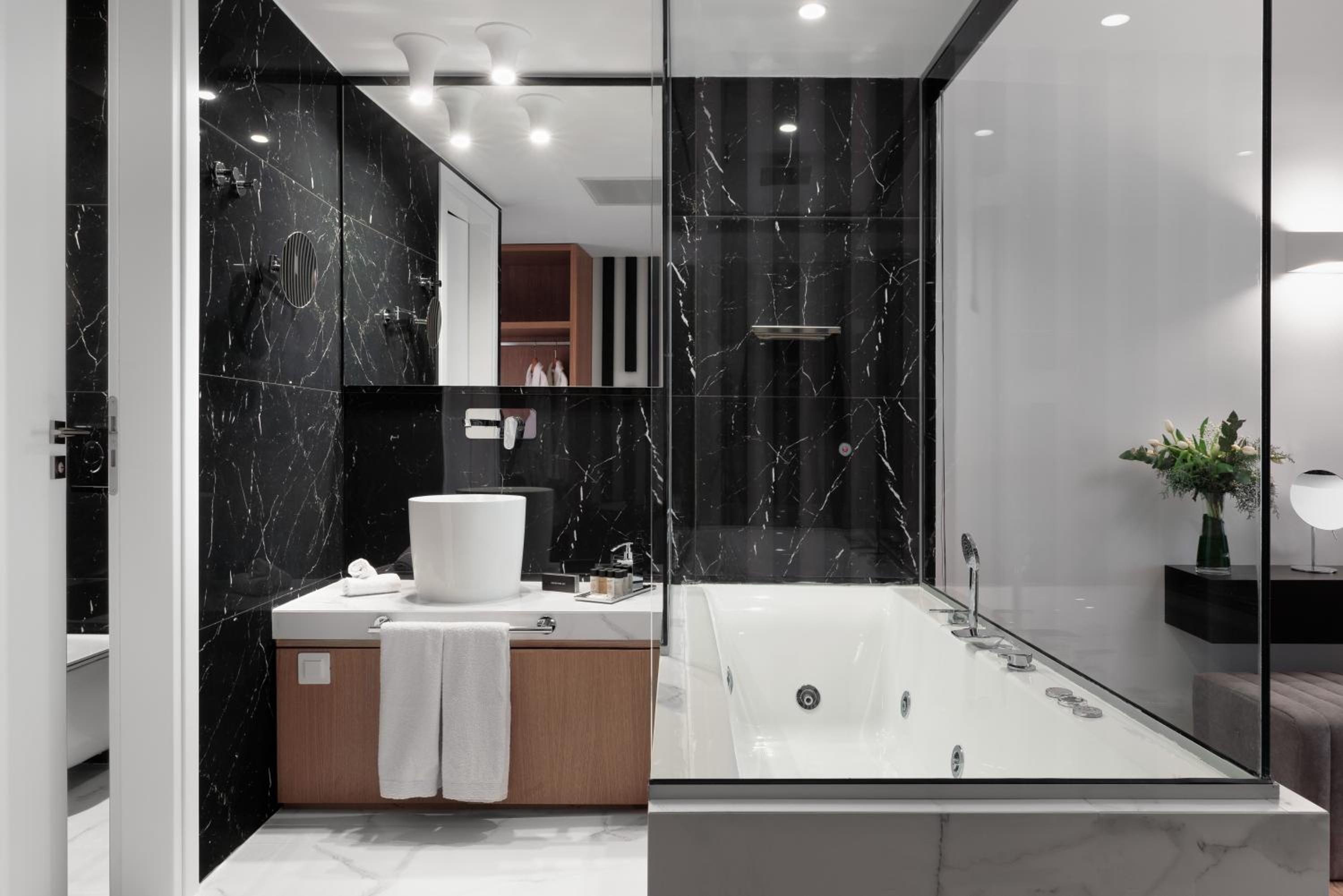 Deluxe room with Jetted Tub photo 3