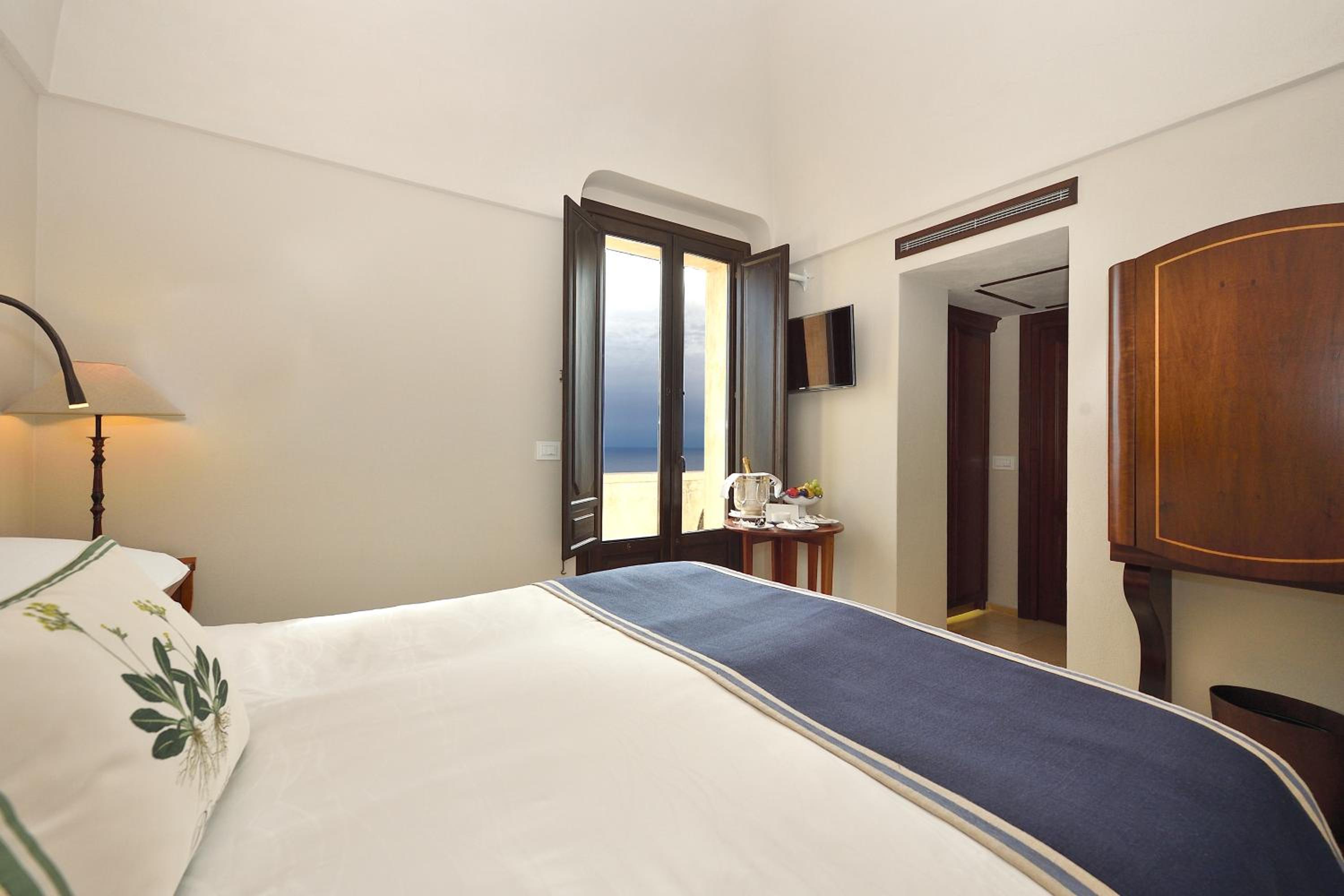Queen Room with Balcony - Photo 1