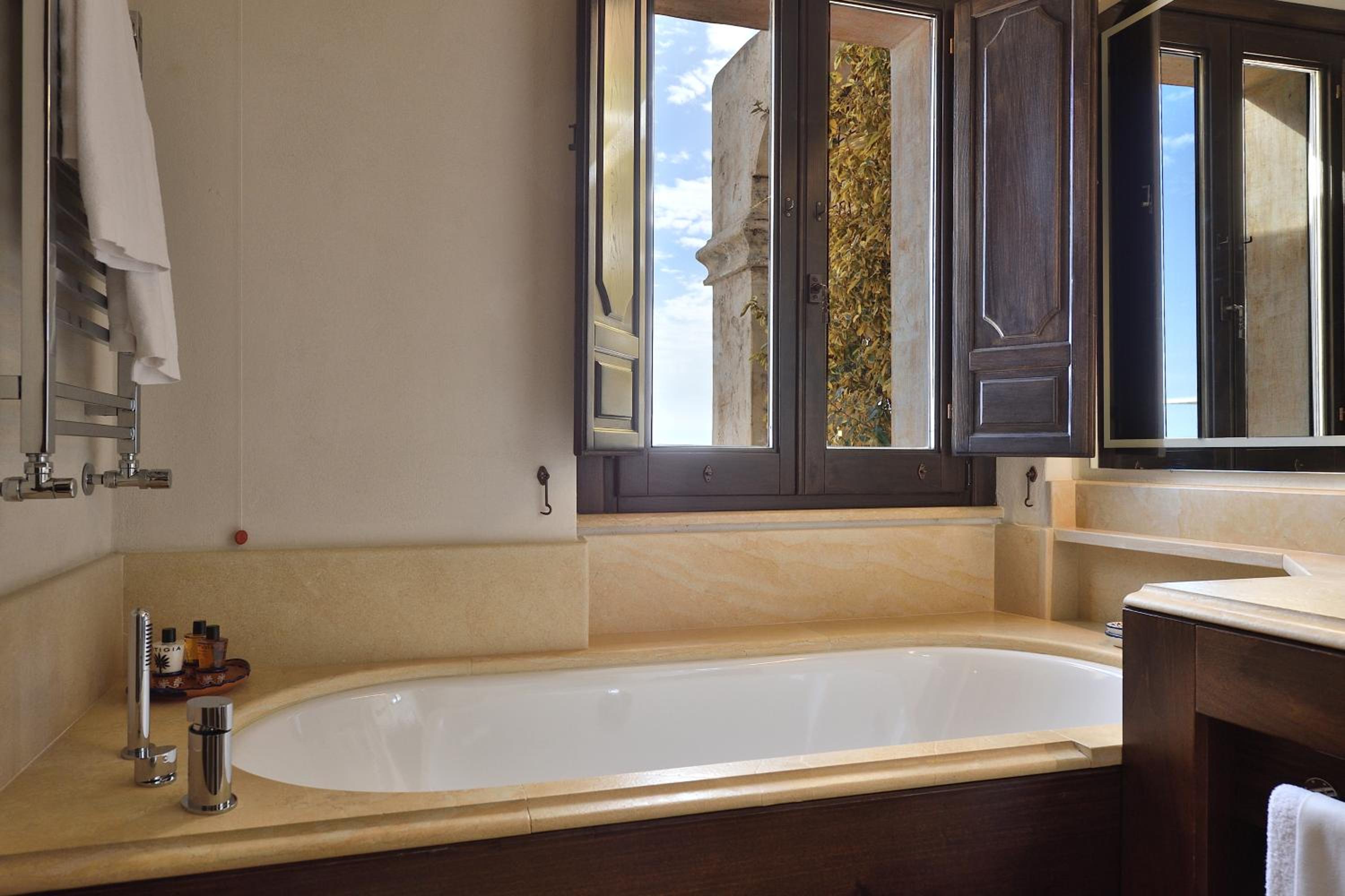 Queen Room with Balcony - Photo 6