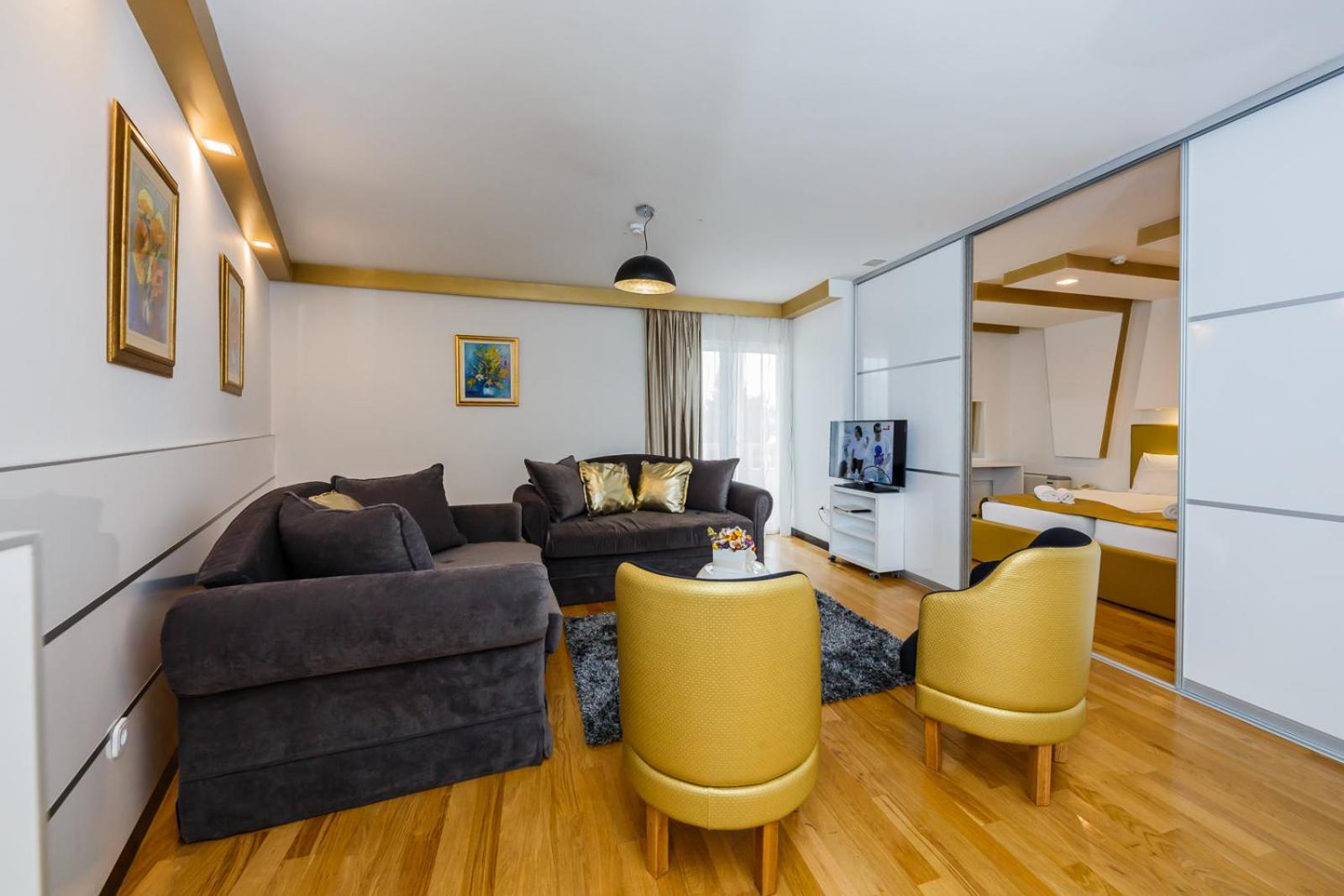 One-Bedroom Apartment - Photo 2