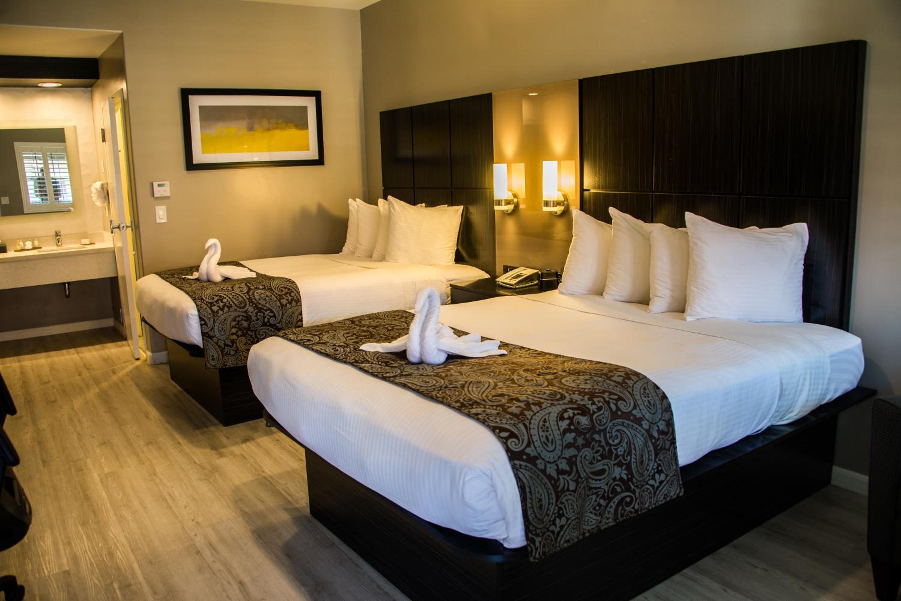 Queen Room with Two Queen Beds - Communication Assistance/Disability Access/Non-Smoking - Photo 2