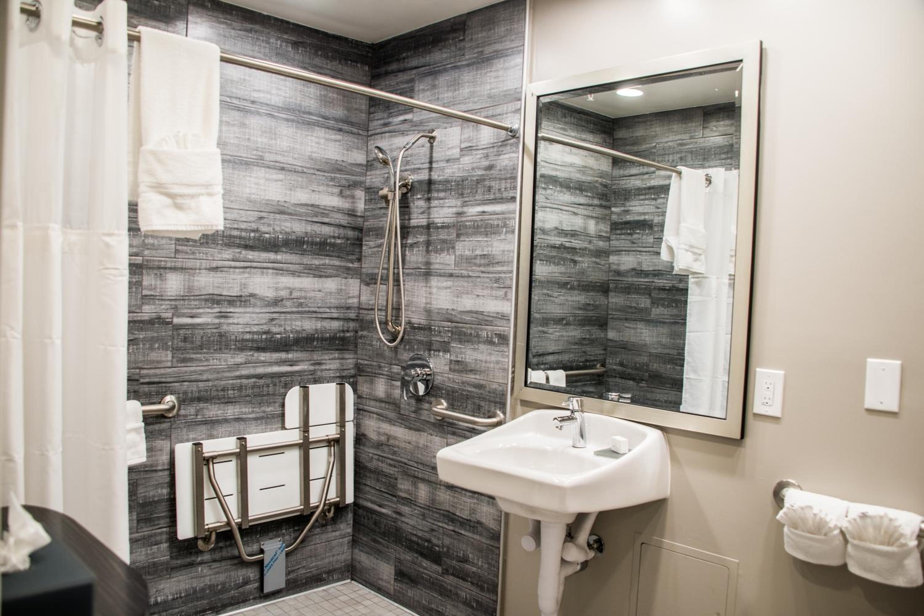 Queen Room with Two Queen Beds and Roll-In Shower - Disability Access/Non-Smoking - Photo 6