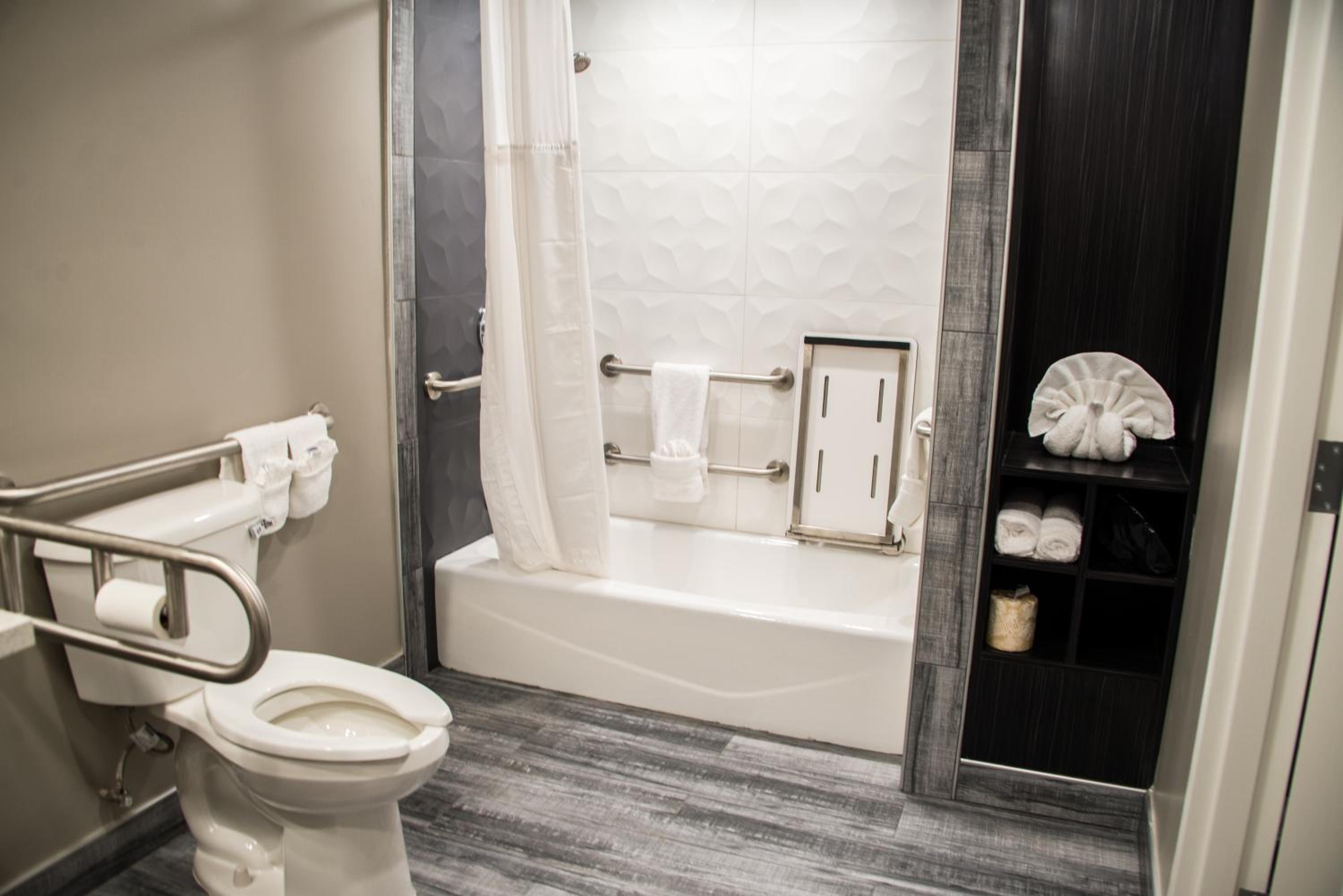 King Room with Bath Tub - Disability Access/Non-Smoking  - Photo 4