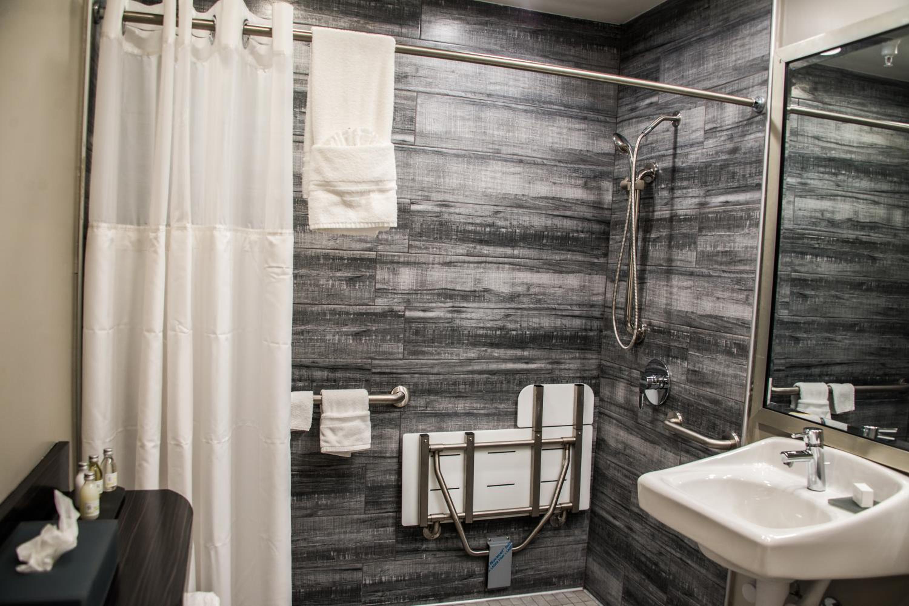 Queen Room with Two Queen Beds and Roll-In Shower - Disability Access/Non-Smoking - Photo 5