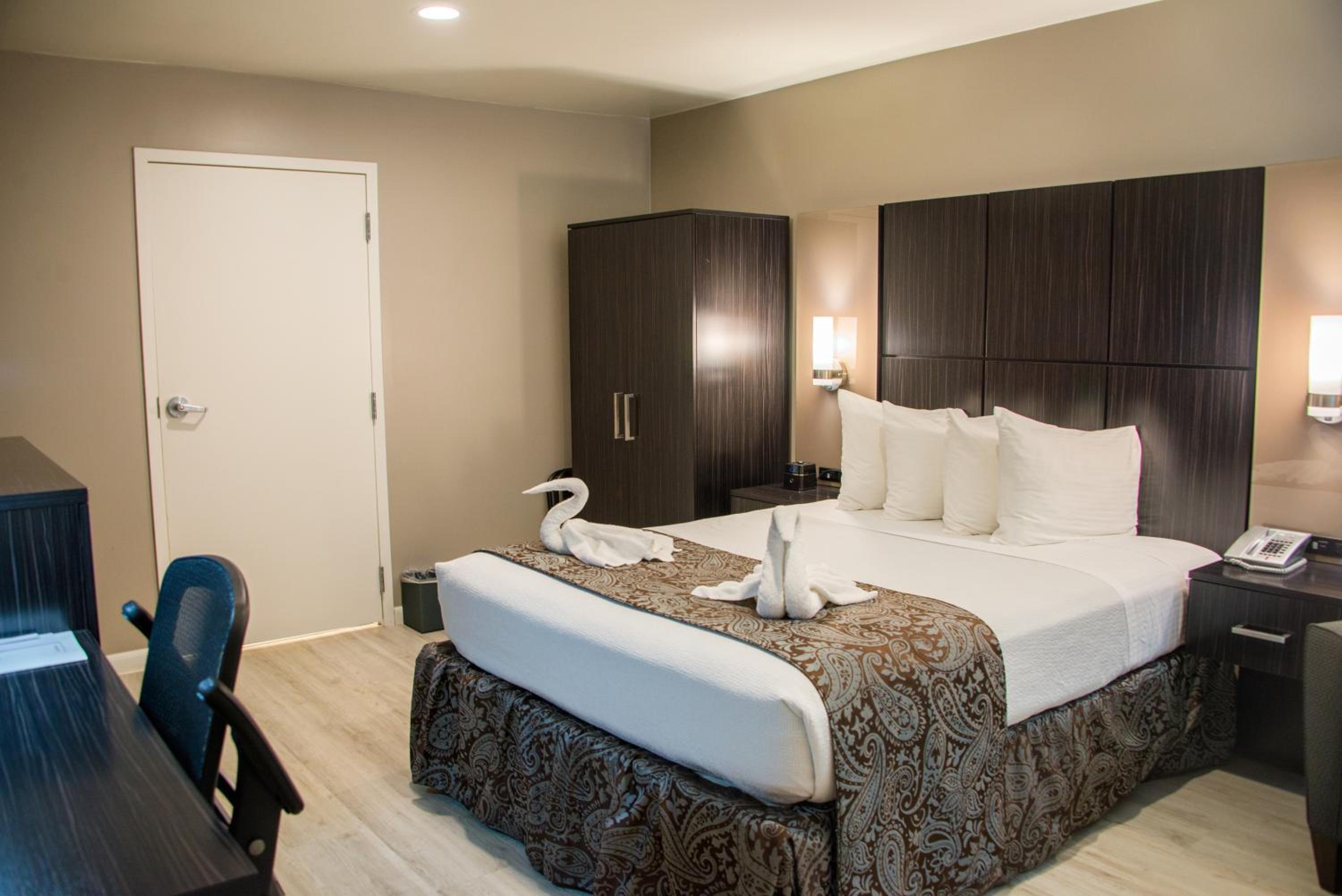 King Room with Bath Tub - Disability Access/Non-Smoking  - Photo 1