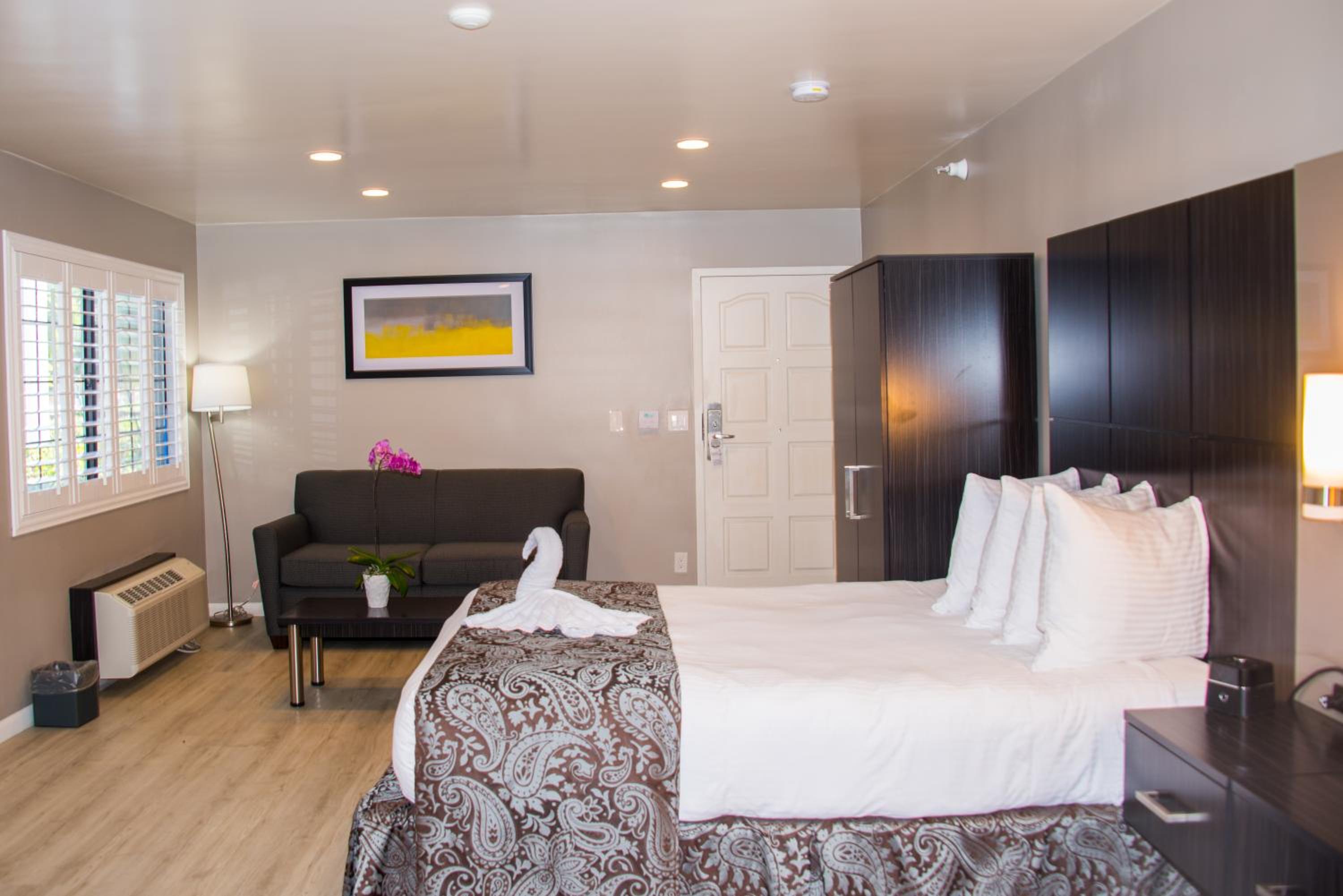 King Room with Sofa Bed - Communication Assistance/Disability Access - Photo 1