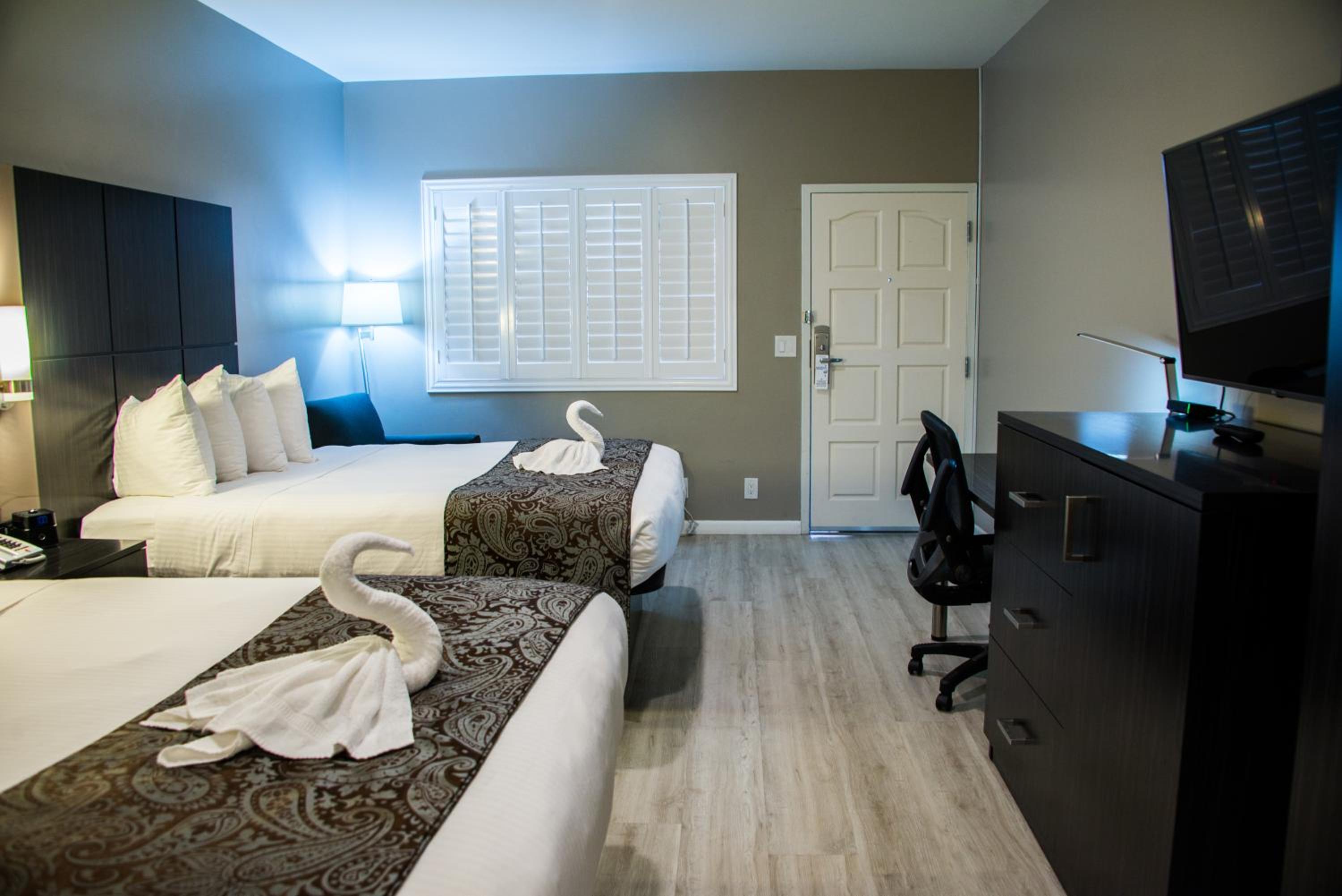 Queen Room with Two Queen Beds - Communication Assistance/Disability Access/Non-Smoking - Photo 4