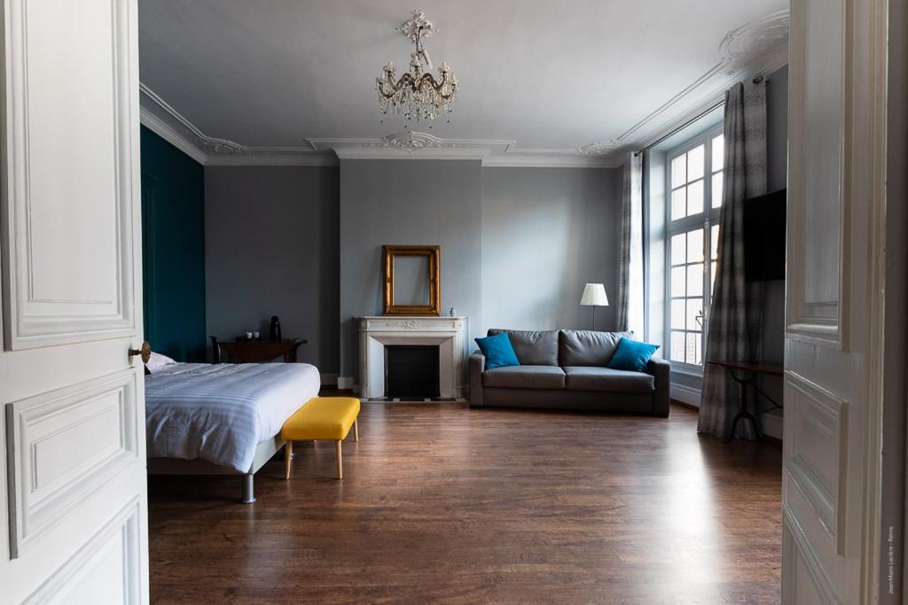 Suite - Photo 1