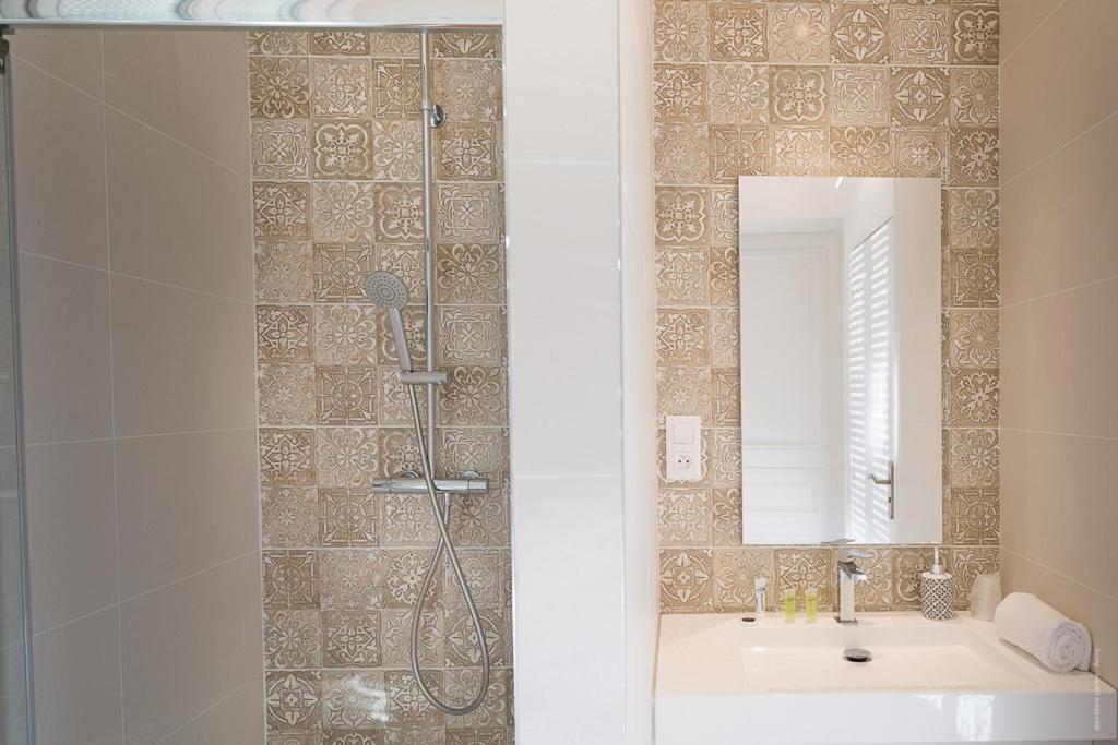 Superior Suite - Photo 8