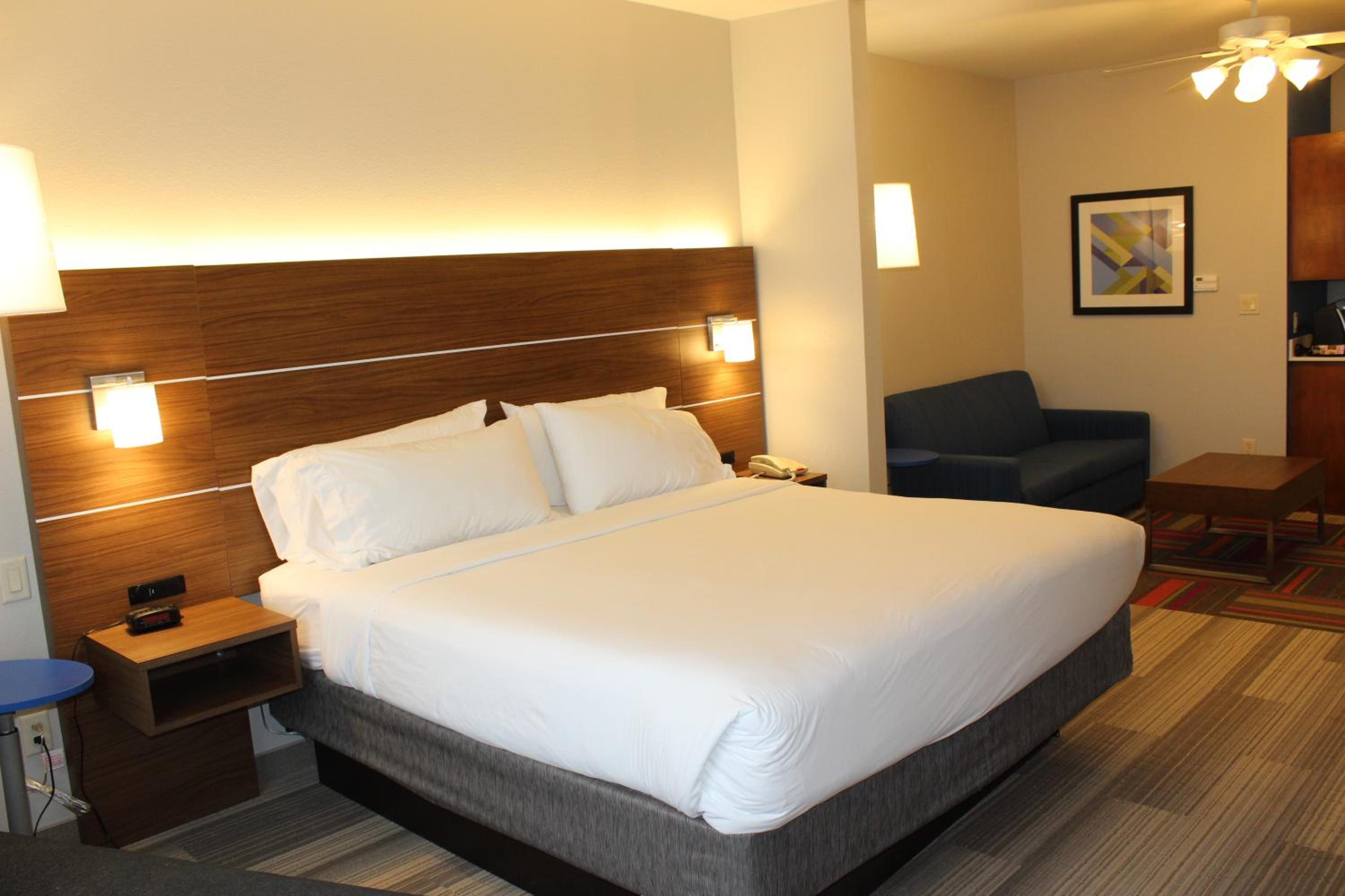 Two-Bedroom Suite with Oner King Bed and One Queen Bed - Photo 4