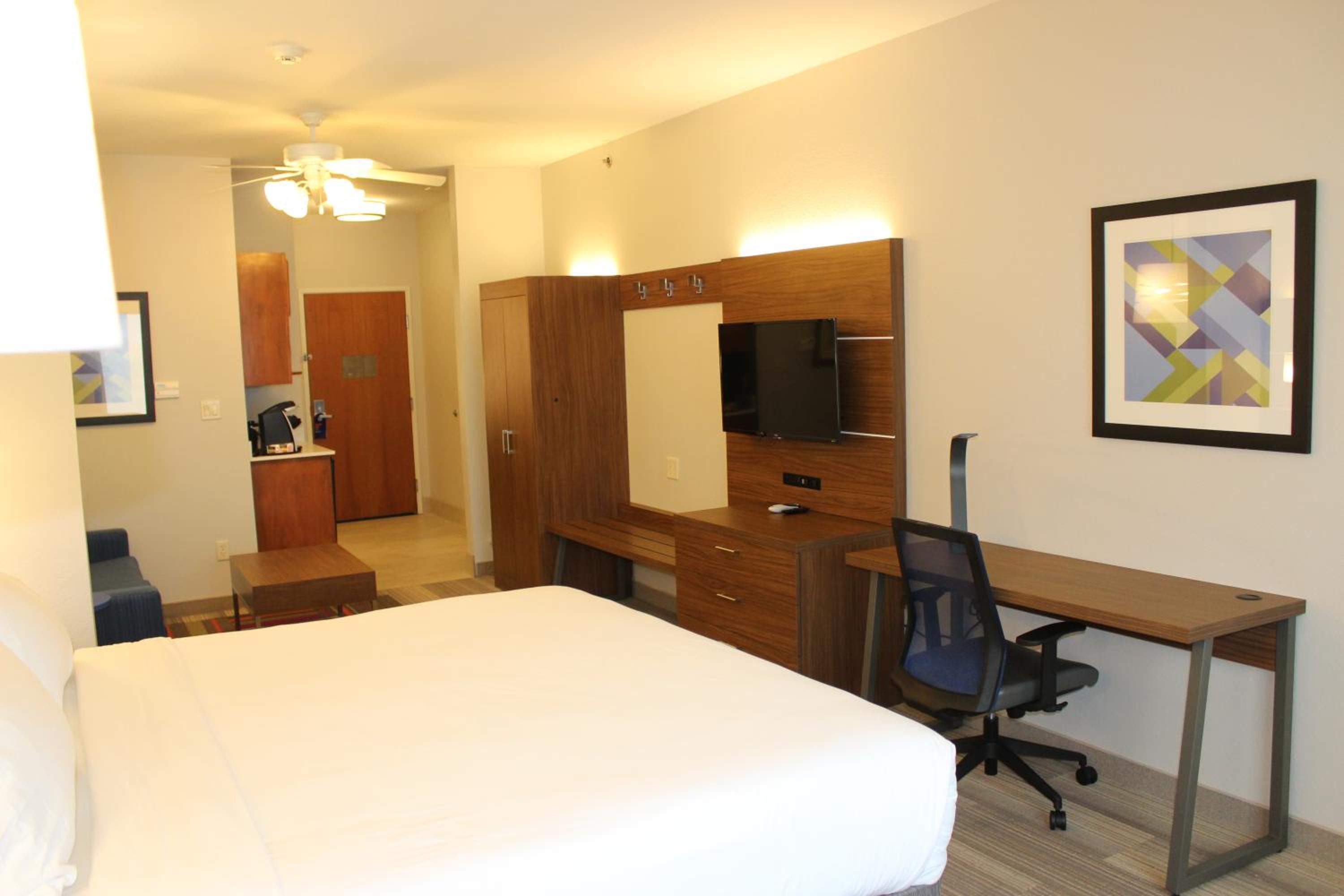 Two-Bedroom Suite with Oner King Bed and One Queen Bed - Photo 5