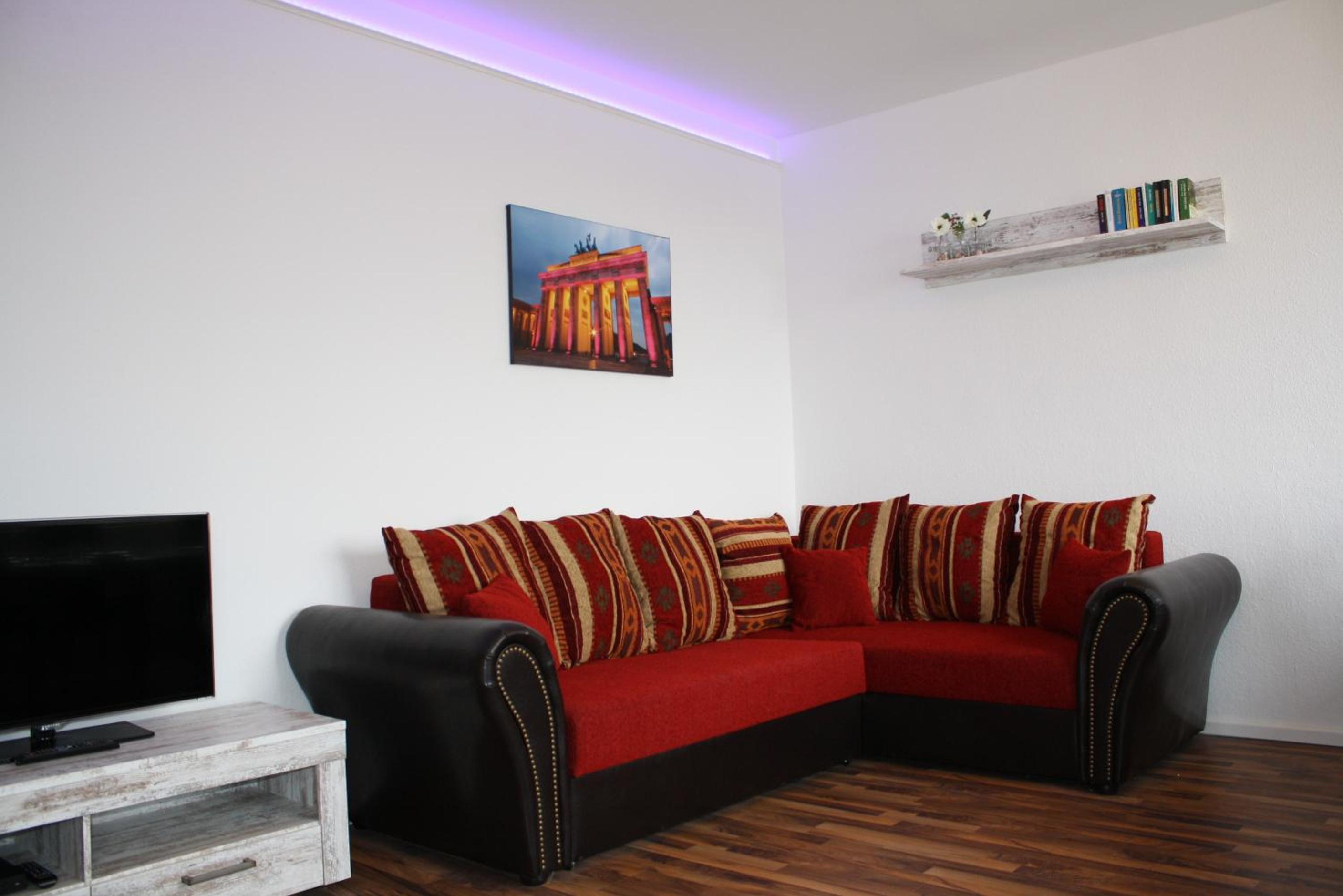 Four-Bedroom Apartment With Balcony Jasmin- Ringbahnstraße 70, 12099 Berlin photo 2