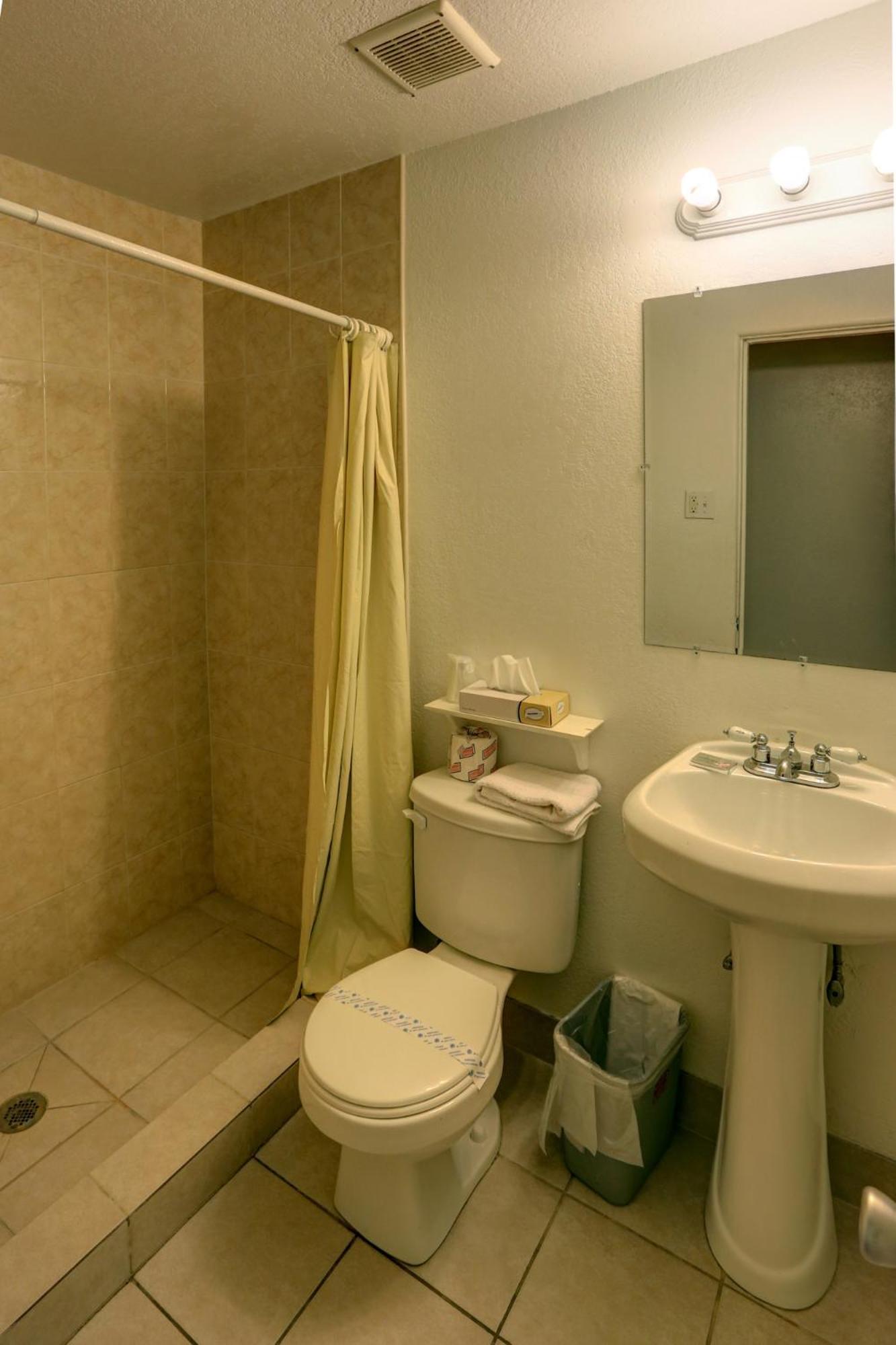 Queen Room photo 2