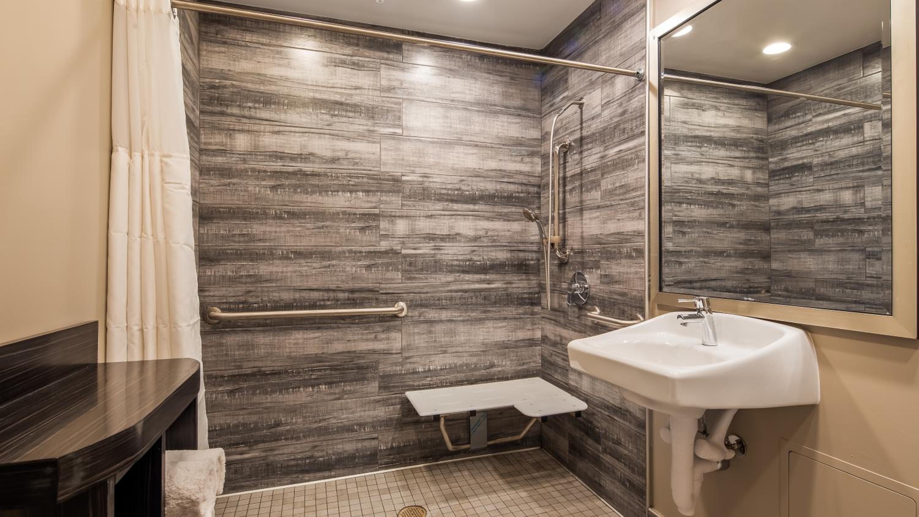 Queen Room with Two Queen Beds and Roll-In Shower - Disability Access/Non-Smoking - Photo 7