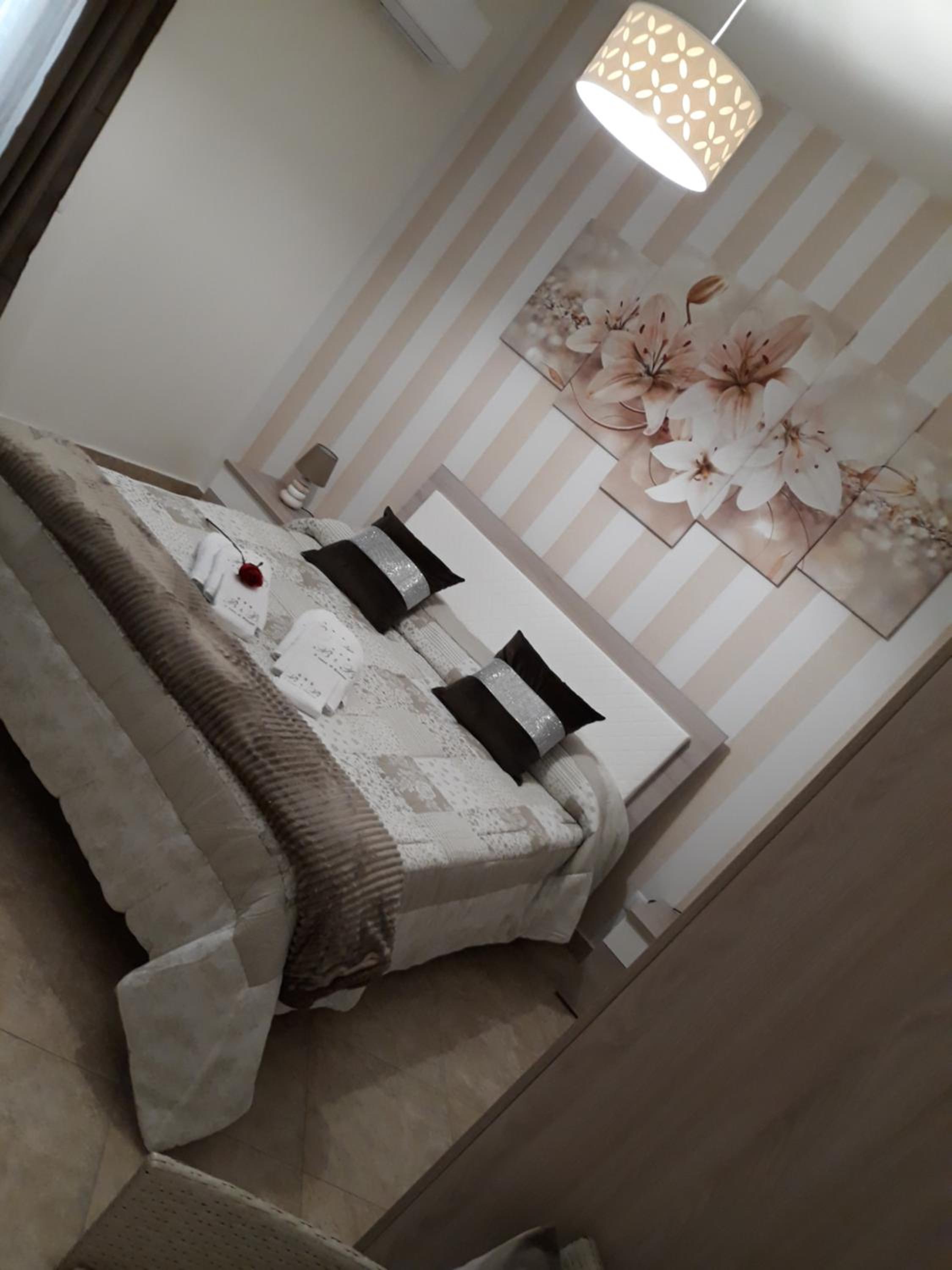 Deluxe Double Room with Balcony - Photo 10
