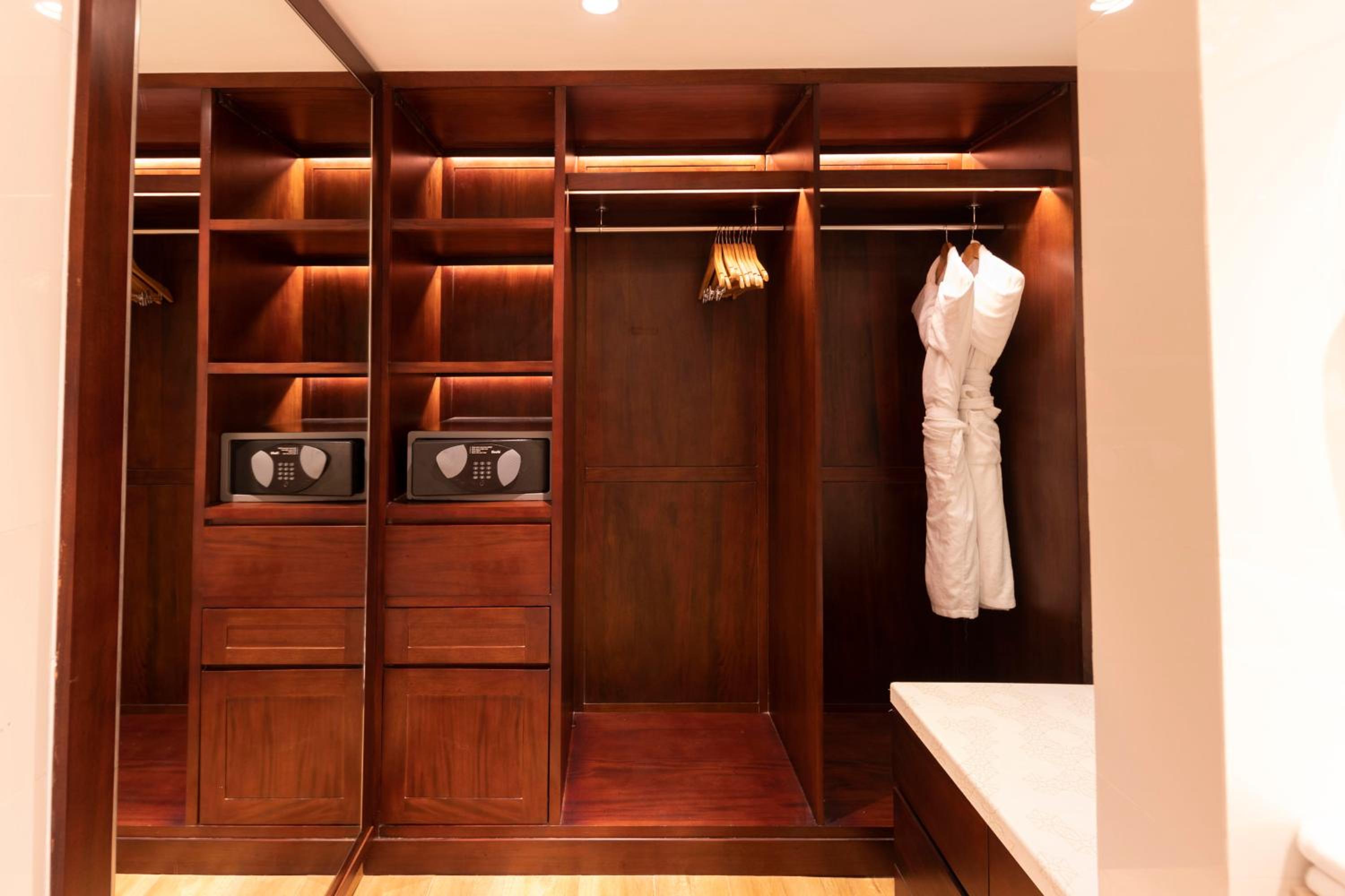 One-Bedroom Executive Suite with Ocean View photo 3
