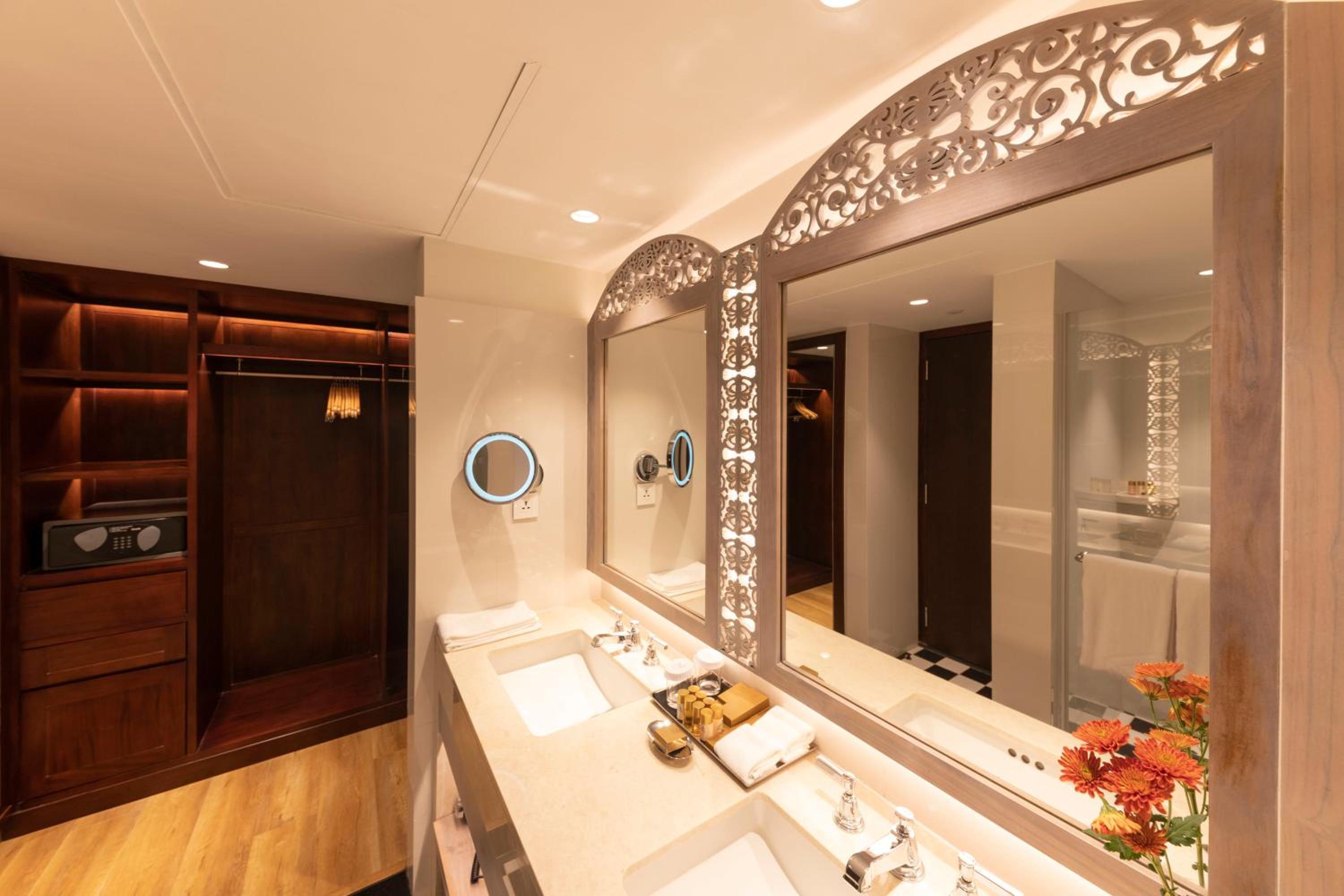 One-Bedroom Executive Suite with Ocean View photo 2