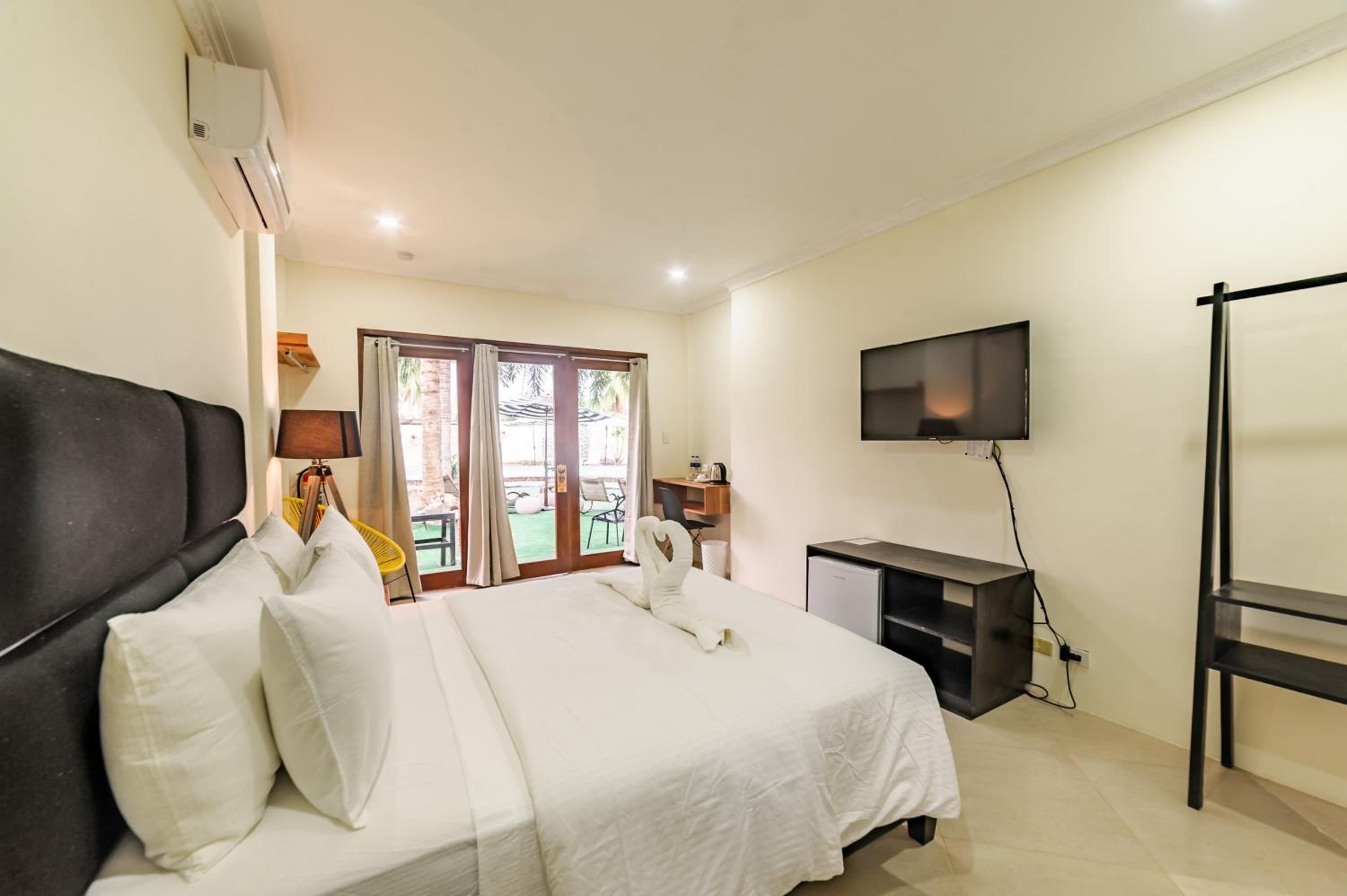 Double Room with Pool View - Photo 1