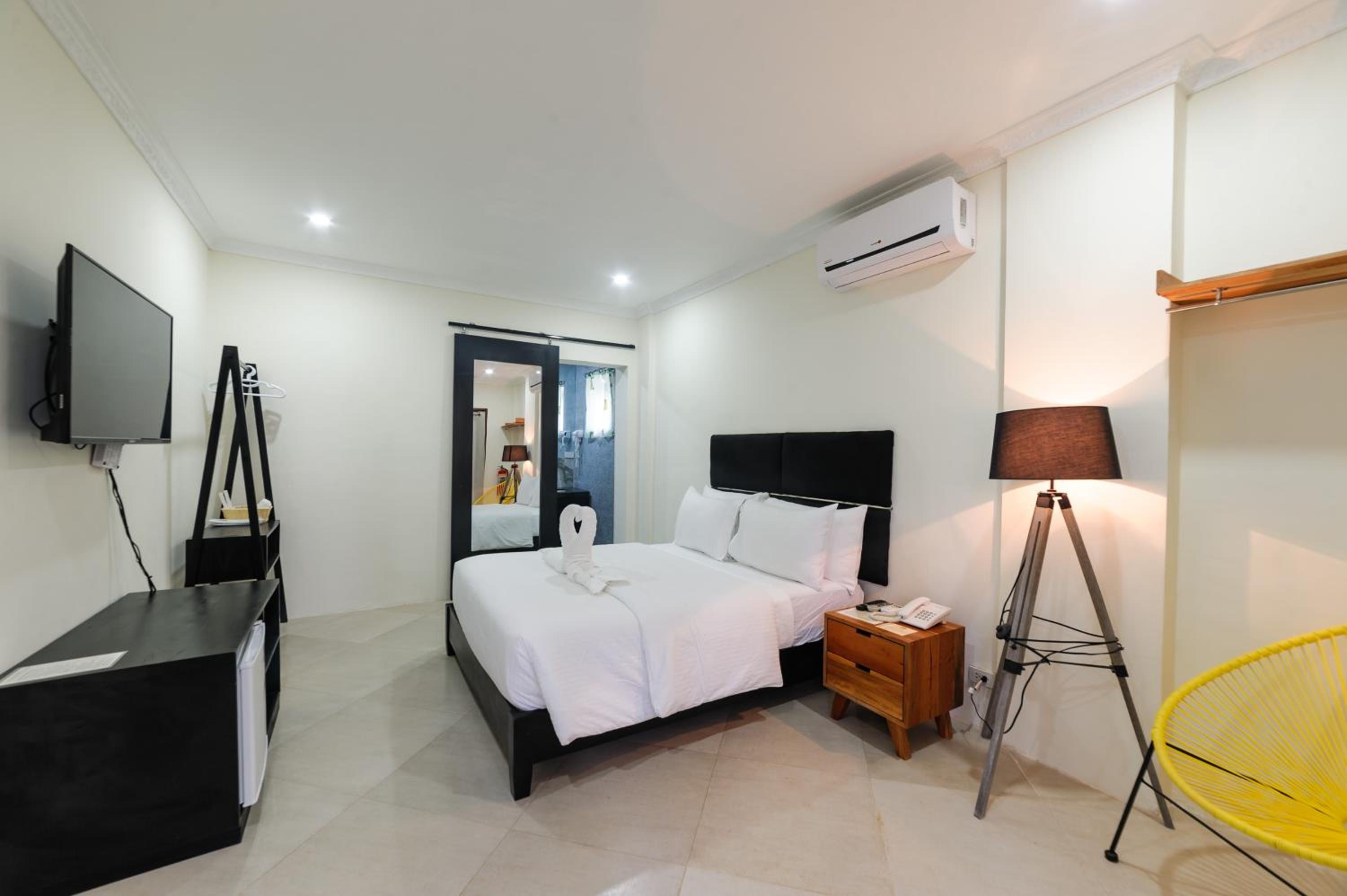 Double Room with Pool View - Photo 2